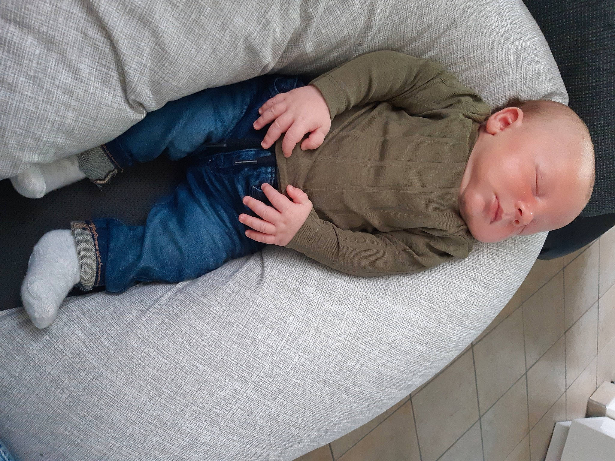 Juliano participe au concours pour gagner de l'argent avec cette photo : baby, baby_products, baby_sleeping, baby_toddler_clothing, child, comfort, elbow, flooring, foot, gesture, human_body, human_leg, knee, lap, linens, nap, person, sitting, sleeve, toddler