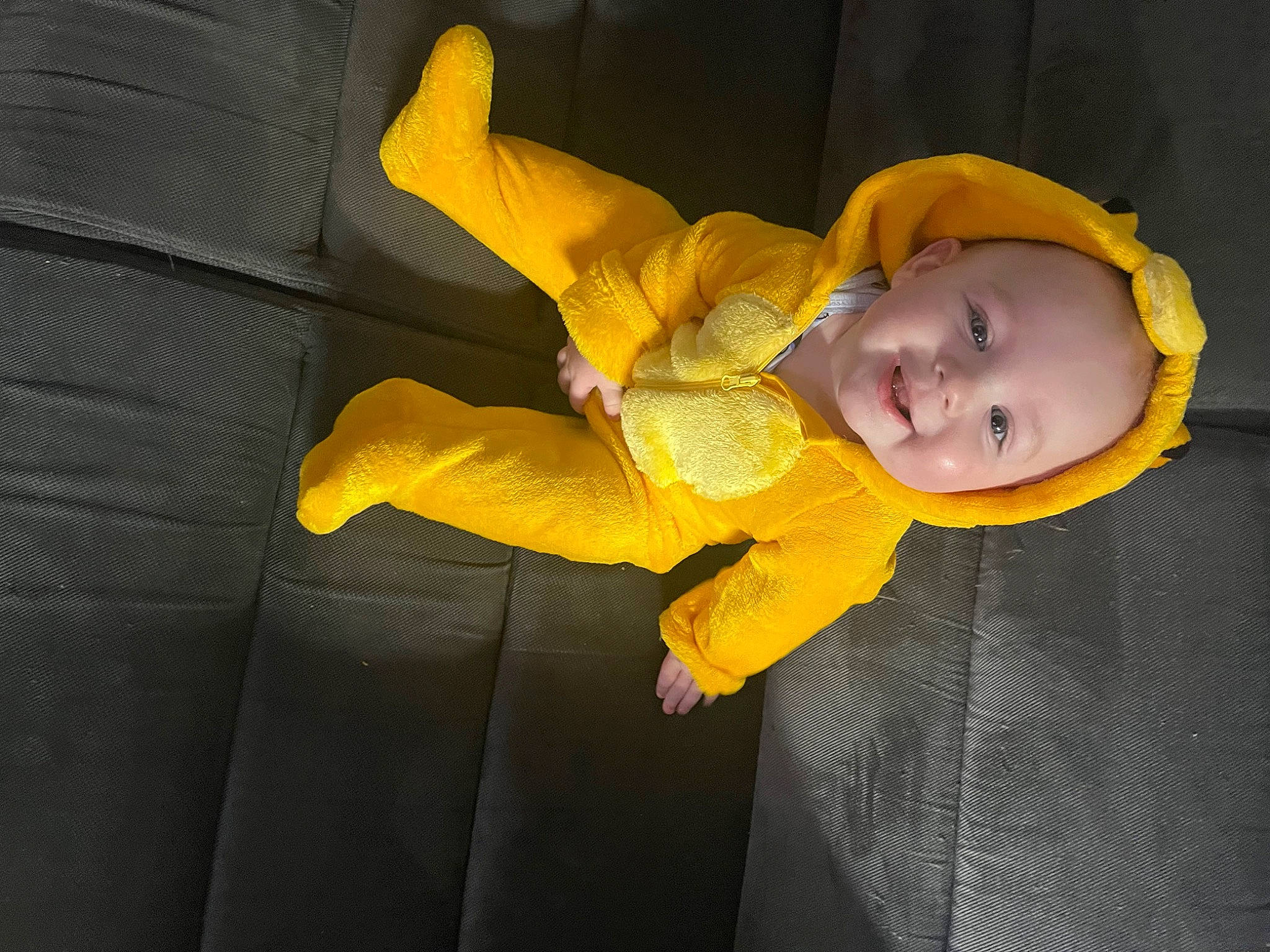 Juliano participe au concours pour gagner de l'argent avec cette photo : baby, baby_safety, baby_toddler_clothing, child, comfort, fun, gesture, happy, human_body, joy, orange, person, sleeve, smile, thumb, toddler, yellow