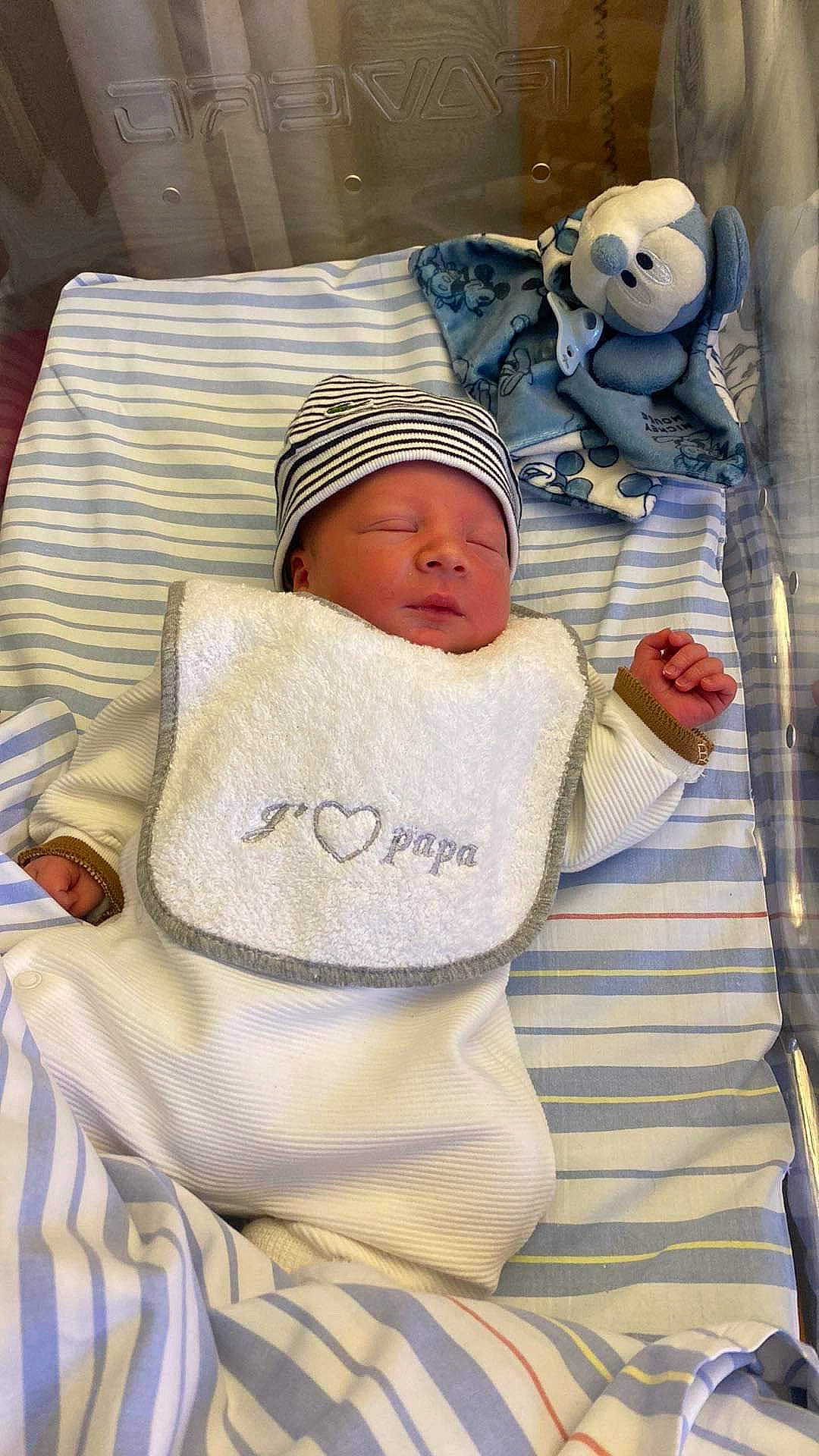 Juliano participe au concours pour gagner de l'argent avec cette photo : baby, baby_safety, baby_sleeping, baby_toddler_clothing, bed, bedding, bedtime, cap, child, comfort, hat, knit_cap, linens, nap, person, room, sleep, sleeve, textile, toddler