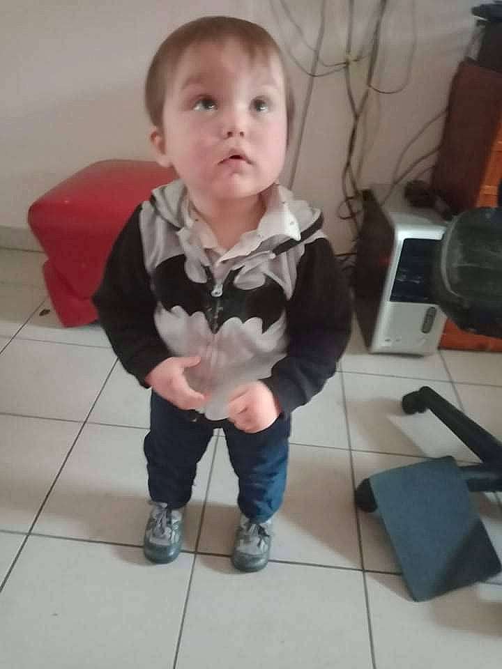 Mathys a rejoint le concours — aidez-le/la à gagner de superbes lots ! baby, baby_toddler_clothing, cheek, flooring, hardwood, head, houseplant, human_leg, knee, leg, neck, output_device, pattern, peripheral, person, sitting, sleeve, sock, surprise, t_shirt