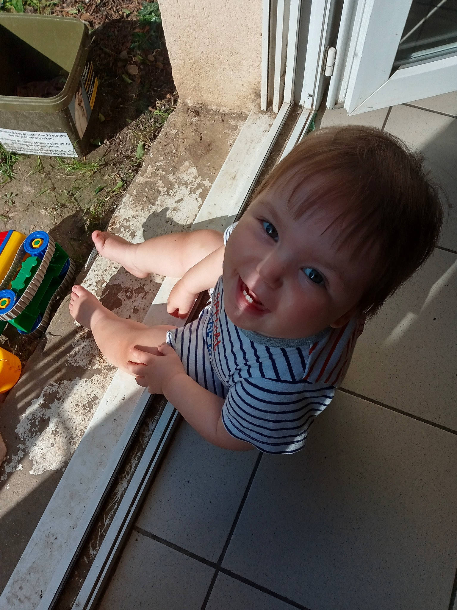 Mathys a rejoint le concours — aidez-le/la à gagner de superbes lots ! automotive_exterior, baby, child, eye, finger, flooring, fun, glass, house, leisure, person, skin, smile, soil, toddler, vacation, vehicle_door, window, wood