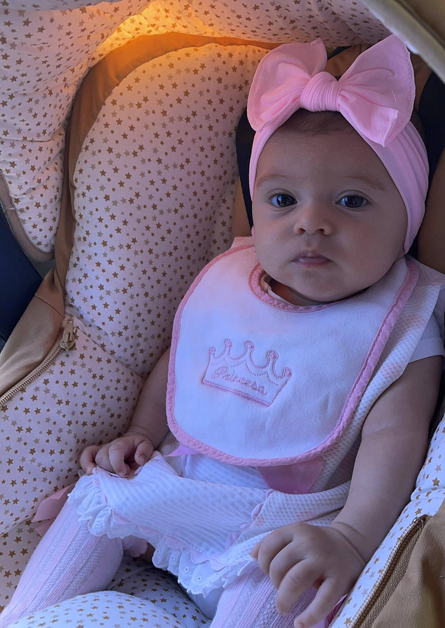 Clara participe au concours pour gagner de l'argent avec cette photo : baby, baby_carriage, baby_products, baby_toddler_clothing, cap, chair, cheek, child, comfort, dress, eye, head, headgear, headwear, human_body, iris, person, purple, skin, smile