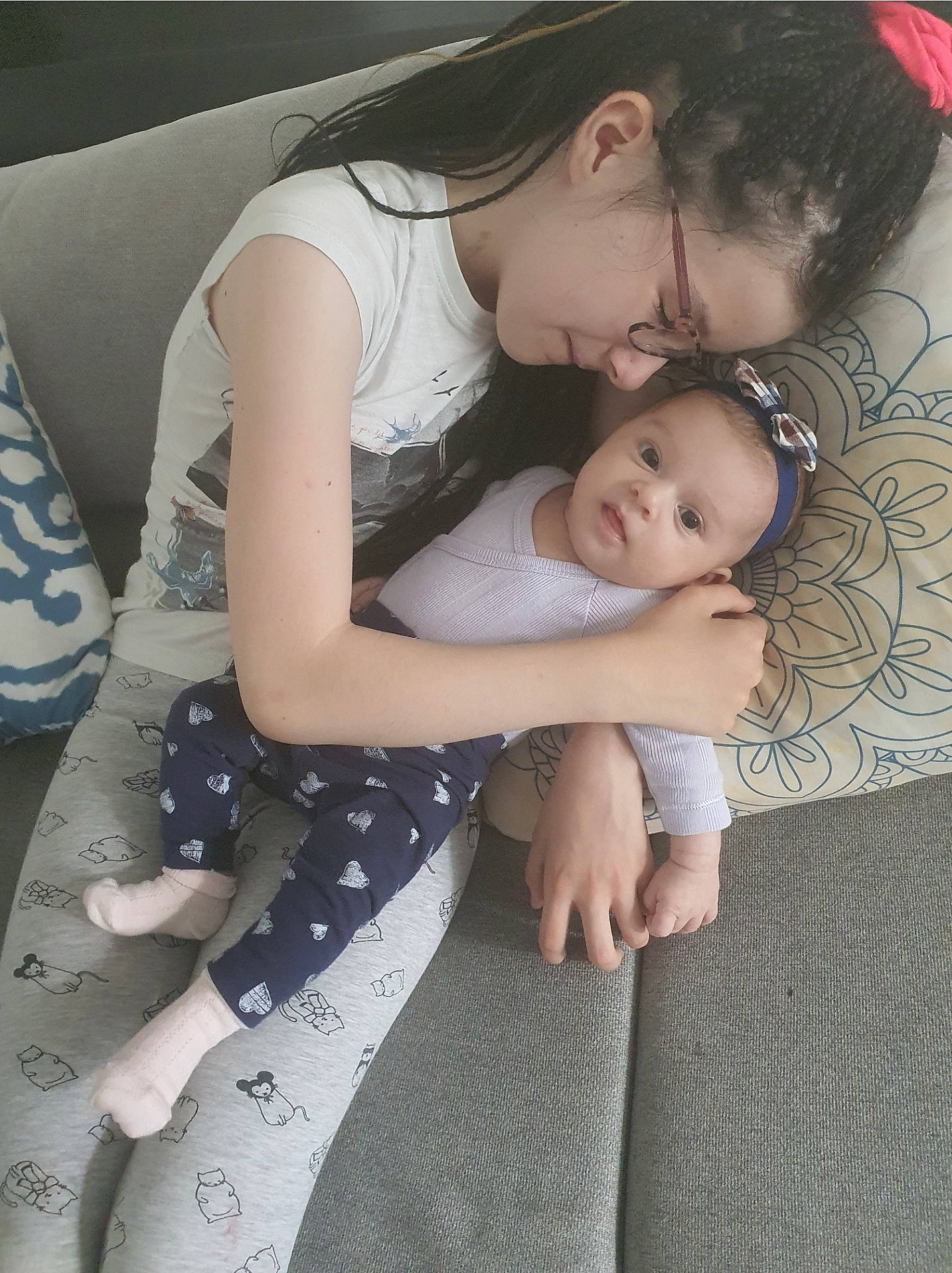 Clara a rejoint le concours — aidez-le/la à gagner de superbes lots ! abdomen, baby, beauty, child, comfort, elbow, flash_photography, flooring, gesture, hair, happy, head, human_leg, pattern, person, sitting, skin, smile, thigh, toddler