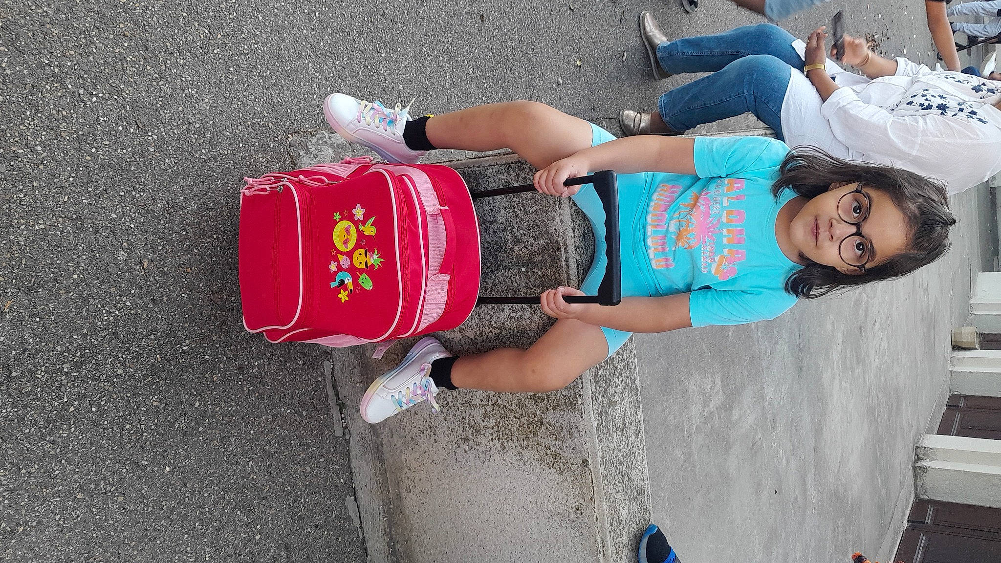 Angelina participe au concours pour gagner de l'argent avec cette photo : arm, footwear, happy, hat, human_leg, joint, knee, leg, leisure, person, recreation, shoe, shorts, snapshot, sneakers, sunglasses, t_shirt, thigh, travel, waist