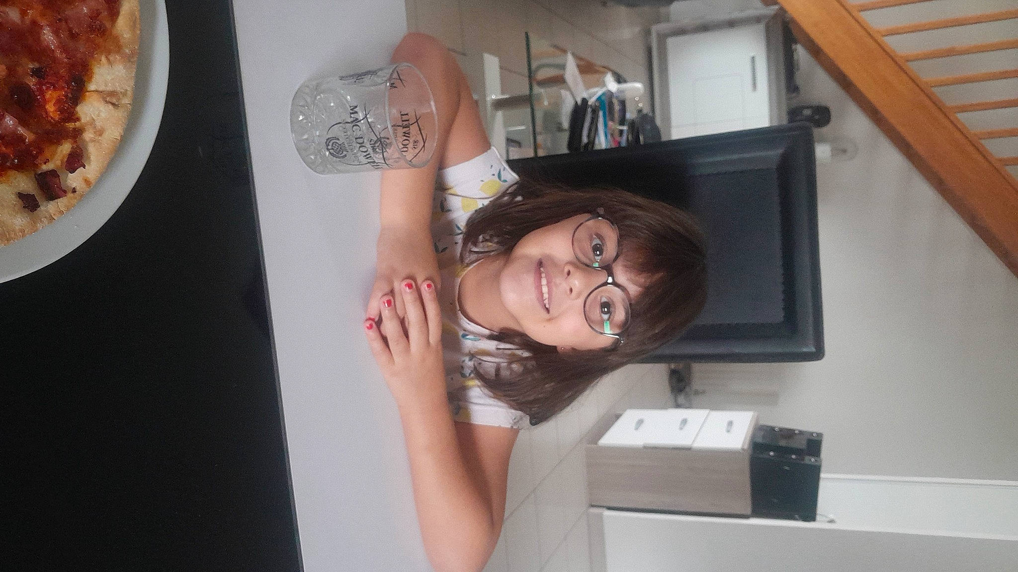 Angelina a rejoint le concours — aidez-le/la à gagner de superbes lots ! arm, cuisine, dish, eyelash, eyewear, fashion_design, fun, gesture, glasses, ingredient, joy, person, picture_frame, pizza, plate, platter, recipe, room, shoulder, smile