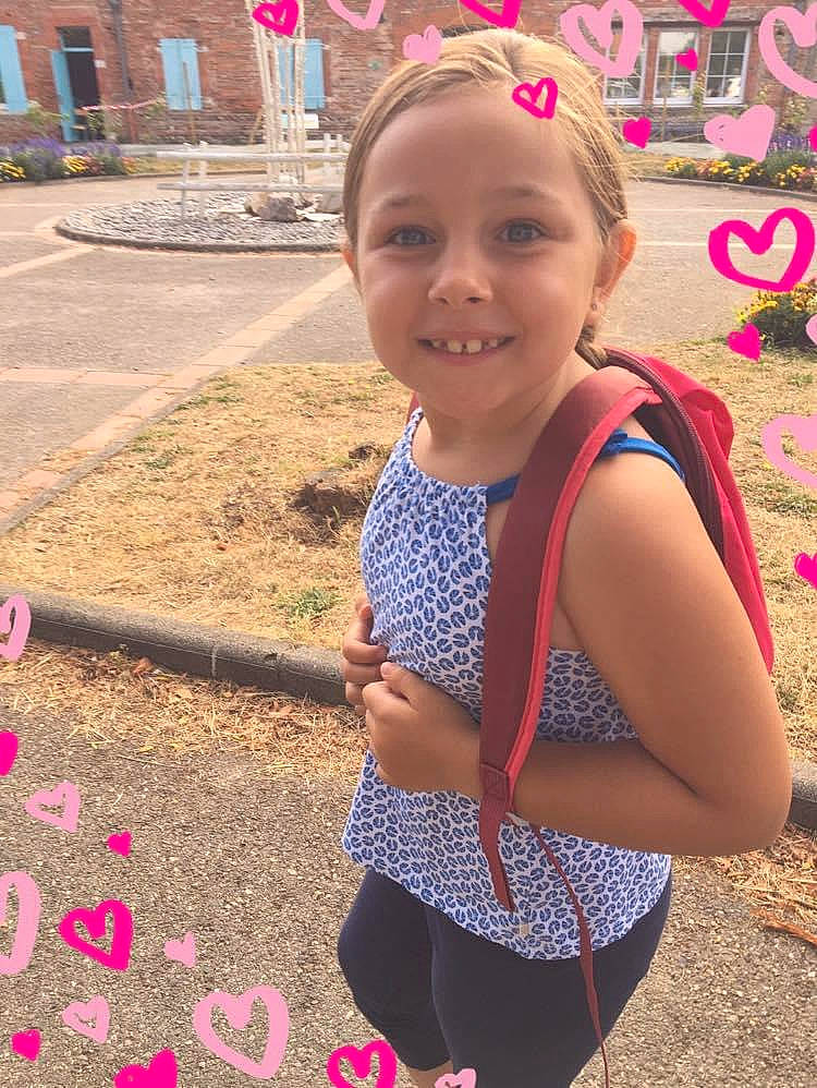 Beatriz a rejoint le concours — aidez-le/la à gagner de superbes lots ! child, cool, face, facial_expression, fun, grass, hairstyle, happy, human, joy, leisure, magenta, morning, person, photograph, pink, recreation, smile, summer, toddler