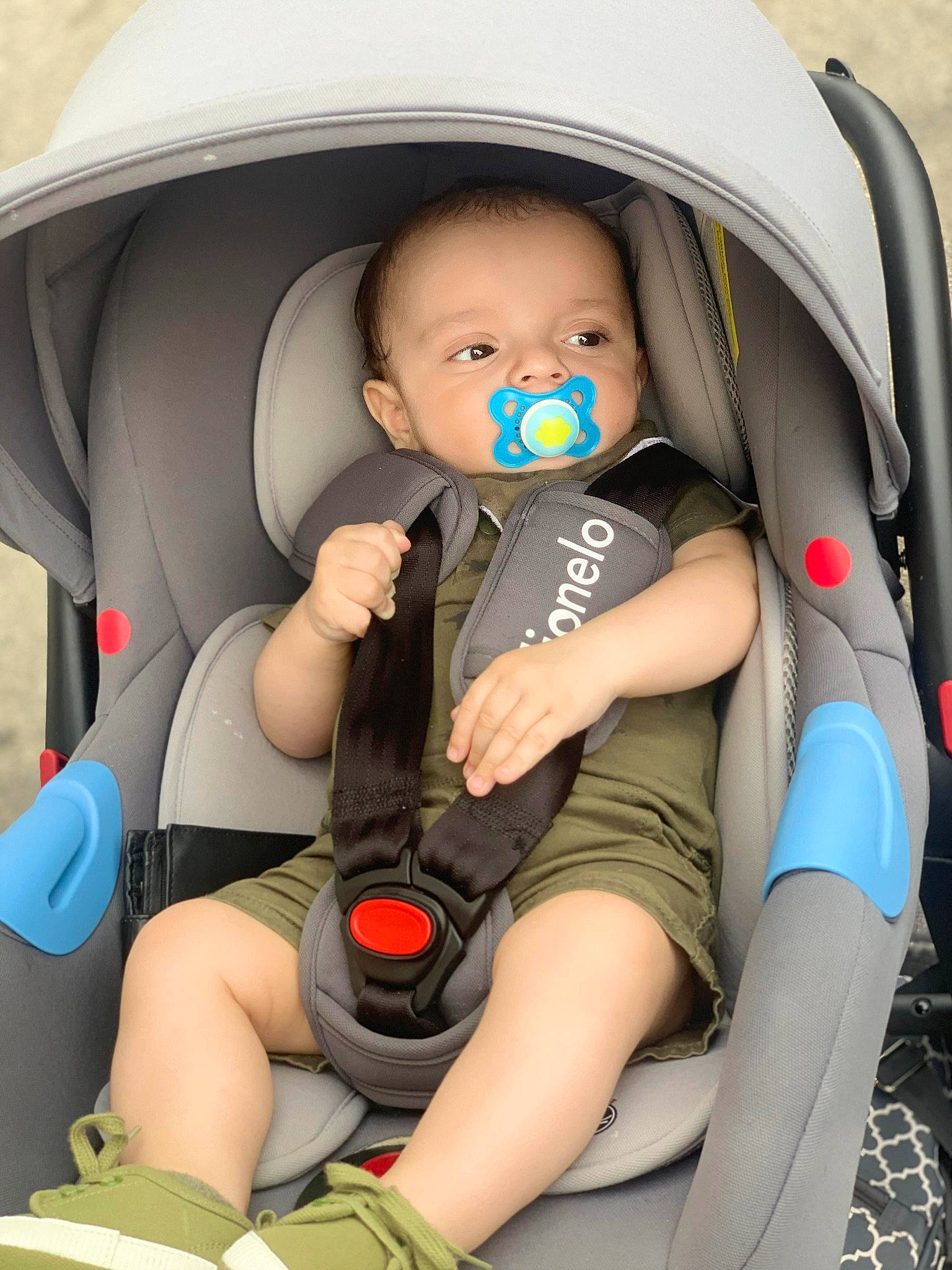 Daniel a rejoint le concours — aidez-le/la à gagner de superbes lots ! auto_part, automotive_design, baby, baby_carriage, baby_products, car_seat, child, comfort, finger, fun, mammal, motor_vehicle, person, product, seat_belt, service, sitting, skin, toddler, vehicle_door