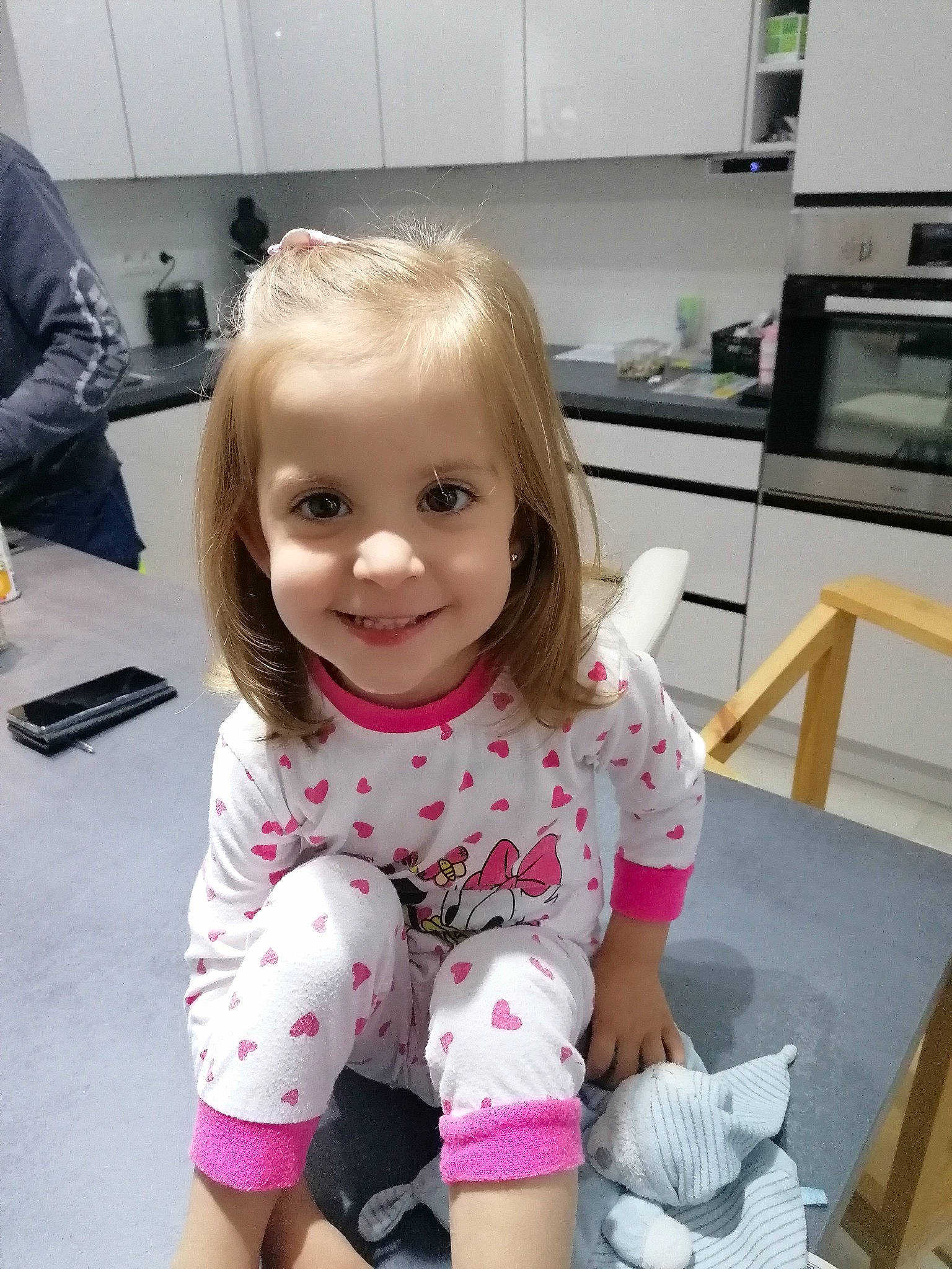 Elise a rejoint le concours — aidez-le/la à gagner de superbes lots ! baby, baby_toddler_clothing, blond, cabinetry, child, floor, flooring, fun, happy, joint, joy, kitchen_appliance, knee, person, skin, sleeve, smile, sock, standing, t_shirt