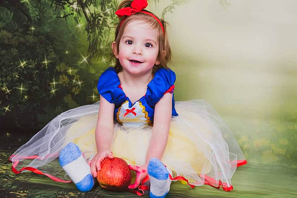 Elise a rejoint le concours — aidez-le/la à gagner de superbes lots ! baby, baby_toddler_clothing, ball, child, dress, event, eye, face, flash_photography, fun, grass, happy, human_leg, joy, leisure, people_in_nature, person, recreation, sitting, smile