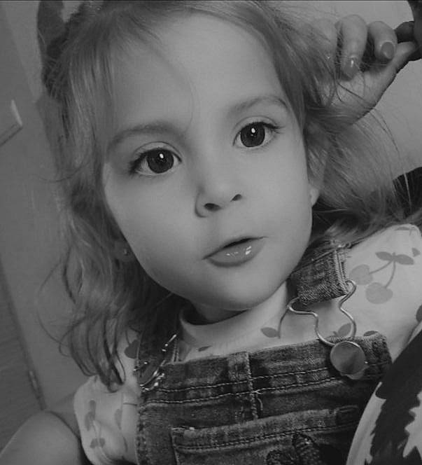 Elise a rejoint le concours — aidez-le/la à gagner de superbes lots ! arm, black, cheek, ear, eye, eyebrow, eyelash, facial_expression, flash_photography, hair, hand, head, human_body, iris, lip, mouth, nose, organ, person, skin