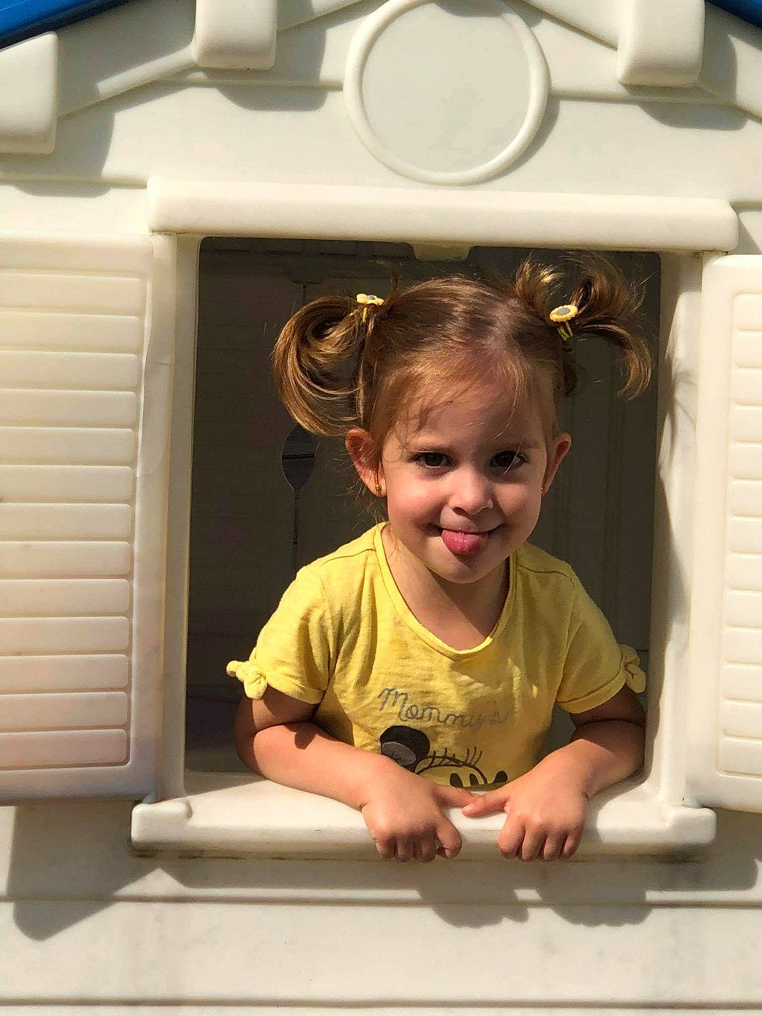 Elise participe au concours pour gagner de l'argent avec cette photo : baby, baby_toddler_clothing, child, electronic_device, face, fun, gas, hairstyle, happy, home_appliance, joy, machine, major_appliance, person, room, sitting, smile, standing, toddler, vacation