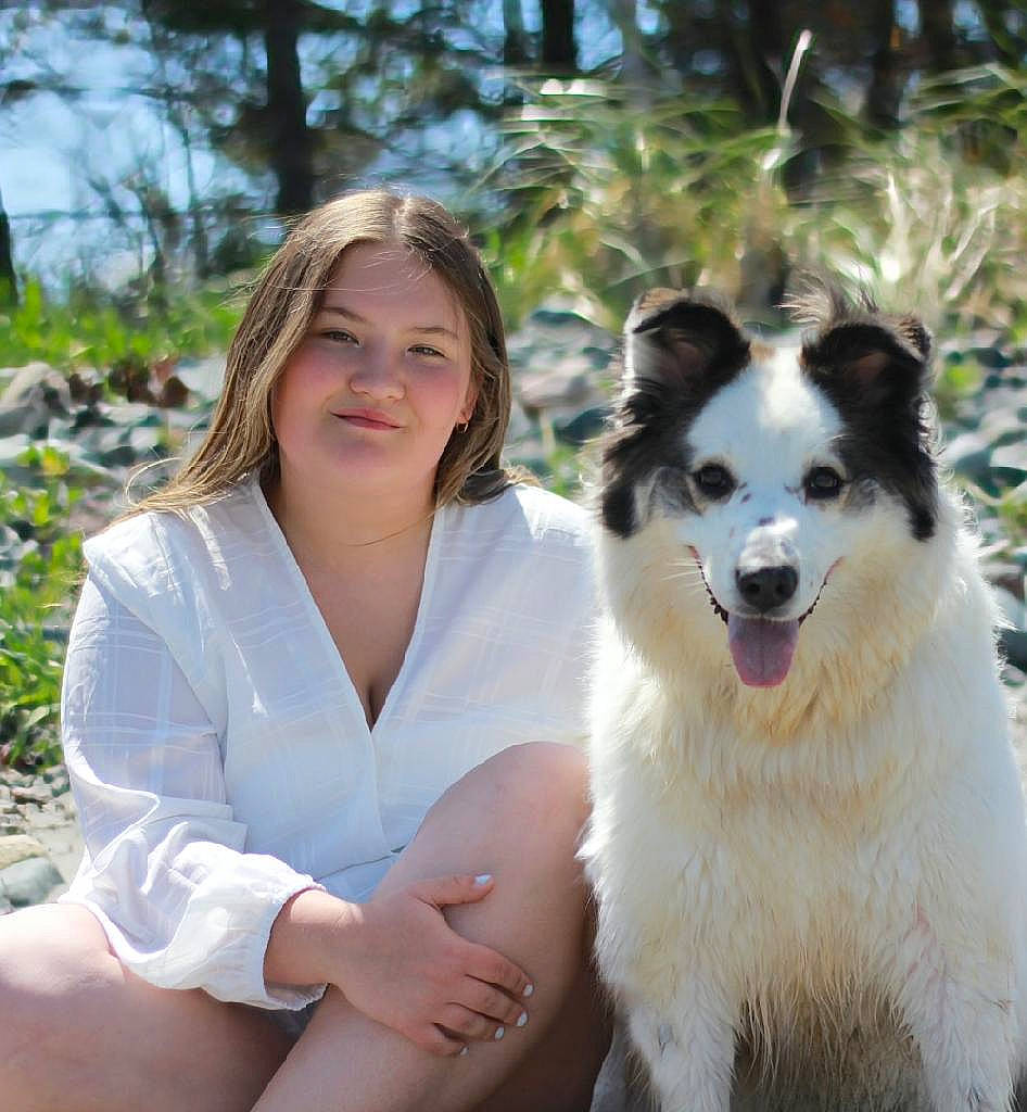 Comet is registered to the contest to win money with this photo: border_collie, canidae, carnivore, companion_dog, dog, dog_breed, formal_wear, fun, fur, happy, herding_dog, human_leg, people_in_nature, plant, recreation, smile, sporting_group, thigh, tree, working_dog
