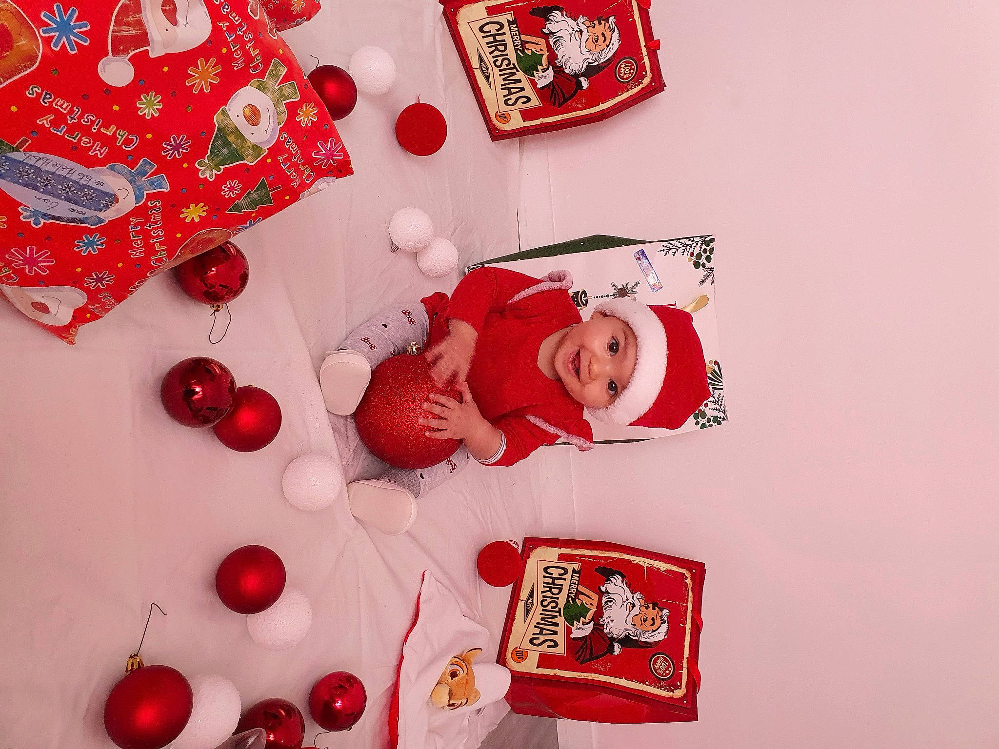 Emna a rejoint le concours — aidez-le/la à gagner de superbes lots ! art, baby, carmine, child, christmas, christmas_decoration, christmas_eve, christmas_ornament, event, font, happy, headwear, holiday, holiday_ornament, illustration, pattern, person, recreation, red, santa_claus