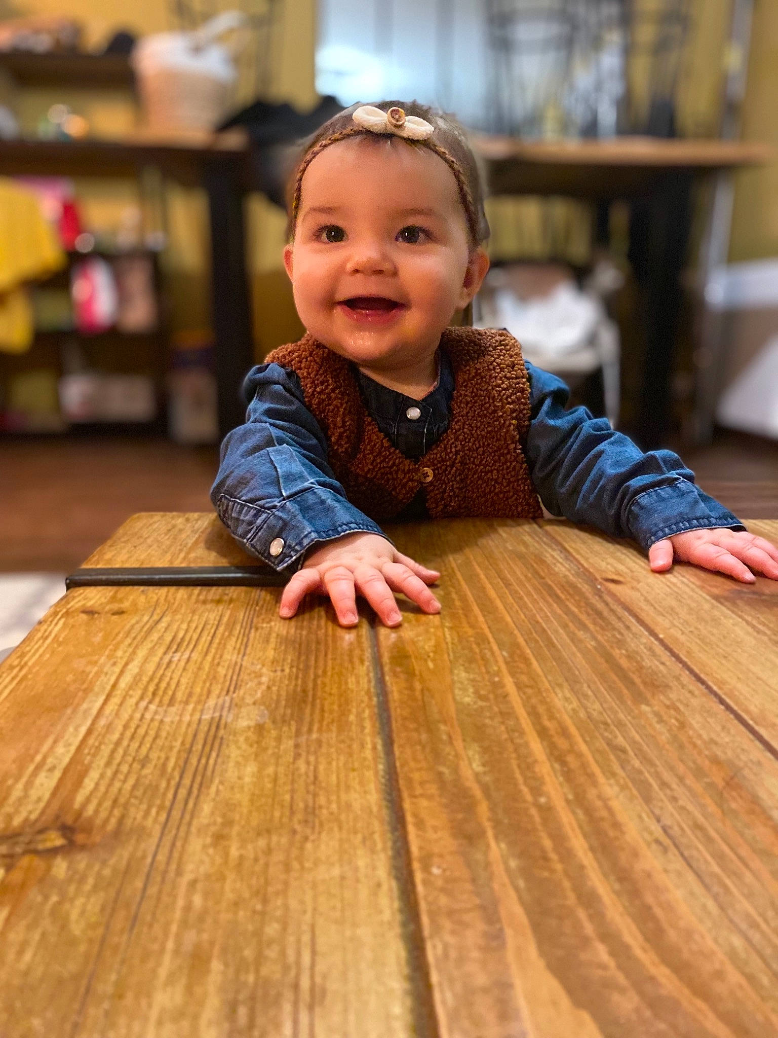 Neïa a rejoint le concours — aidez-le/la à gagner de superbes lots ! baby_toddler_clothing, cheek, eye, facial_expression, floor, flooring, furniture, hair, hairstyle, happy, hardwood, joy, leisure, person, plank, skin, smile, table, toddler, varnish