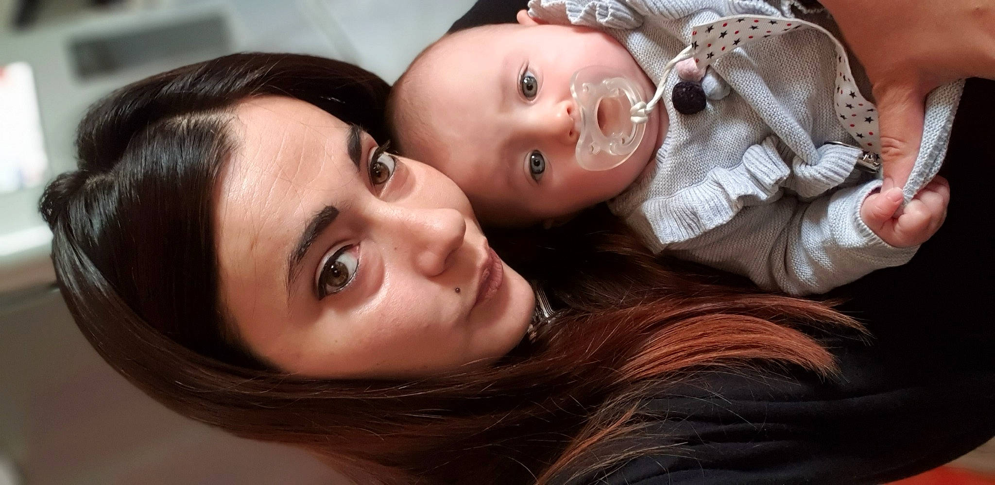 Lily a rejoint le concours — aidez-le/la à gagner de superbes lots ! black_hair, cheek, eye, eyebrow, eyelash, facial_expression, flash_photography, forehead, fun, gesture, happy, human, iris, jaw, lip, mouth, neck, nose, person, skin