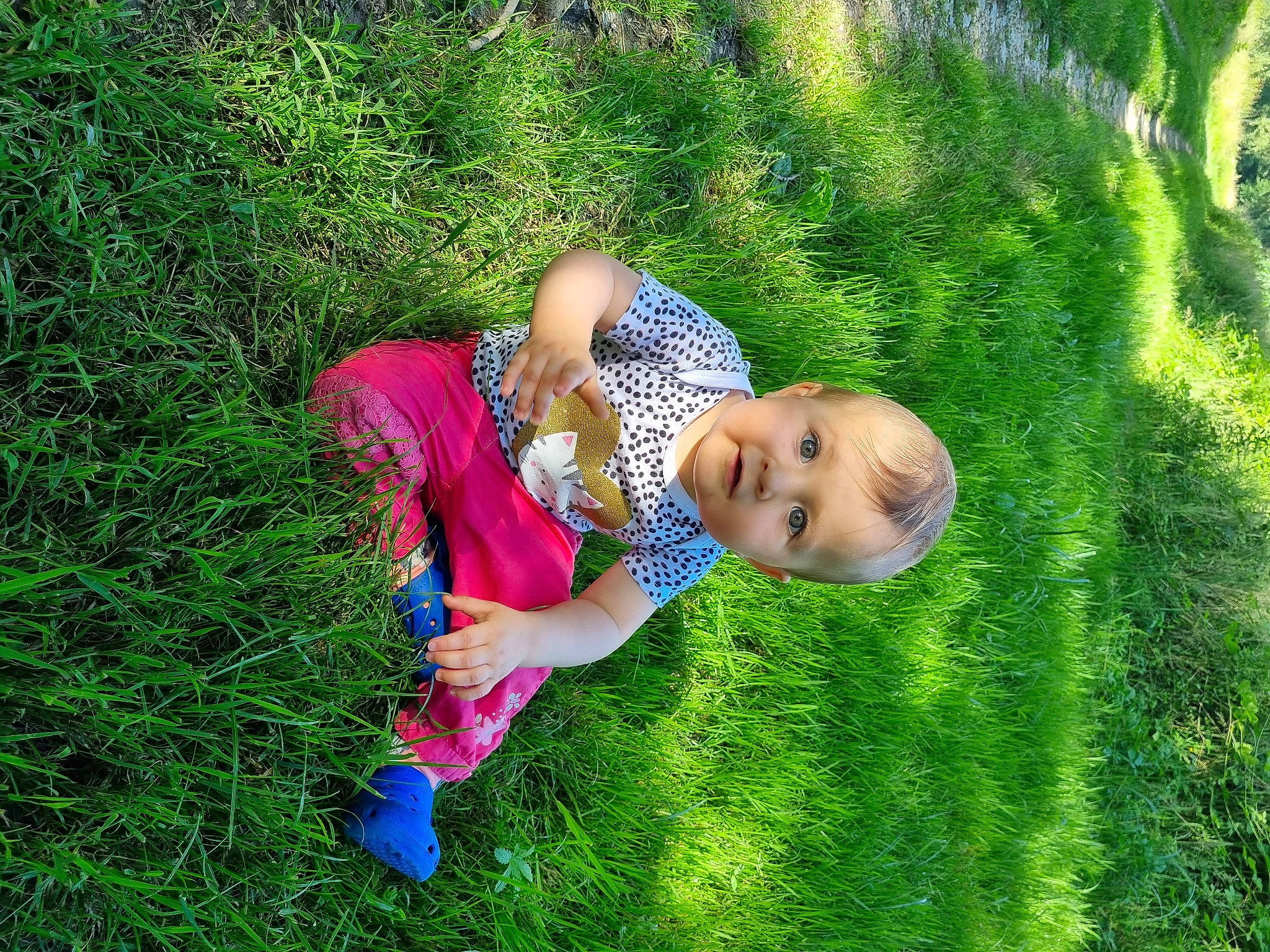 Lily a rejoint le concours — aidez-le/la à gagner de superbes lots ! baby, baby_toddler_clothing, electric_blue, fun, grass, grassland, groundcover, happy, landscape, lawn, leisure, meadow, natural_landscape, people_in_nature, person, plant, recreation, shrub, terrestrial_plant, toddler