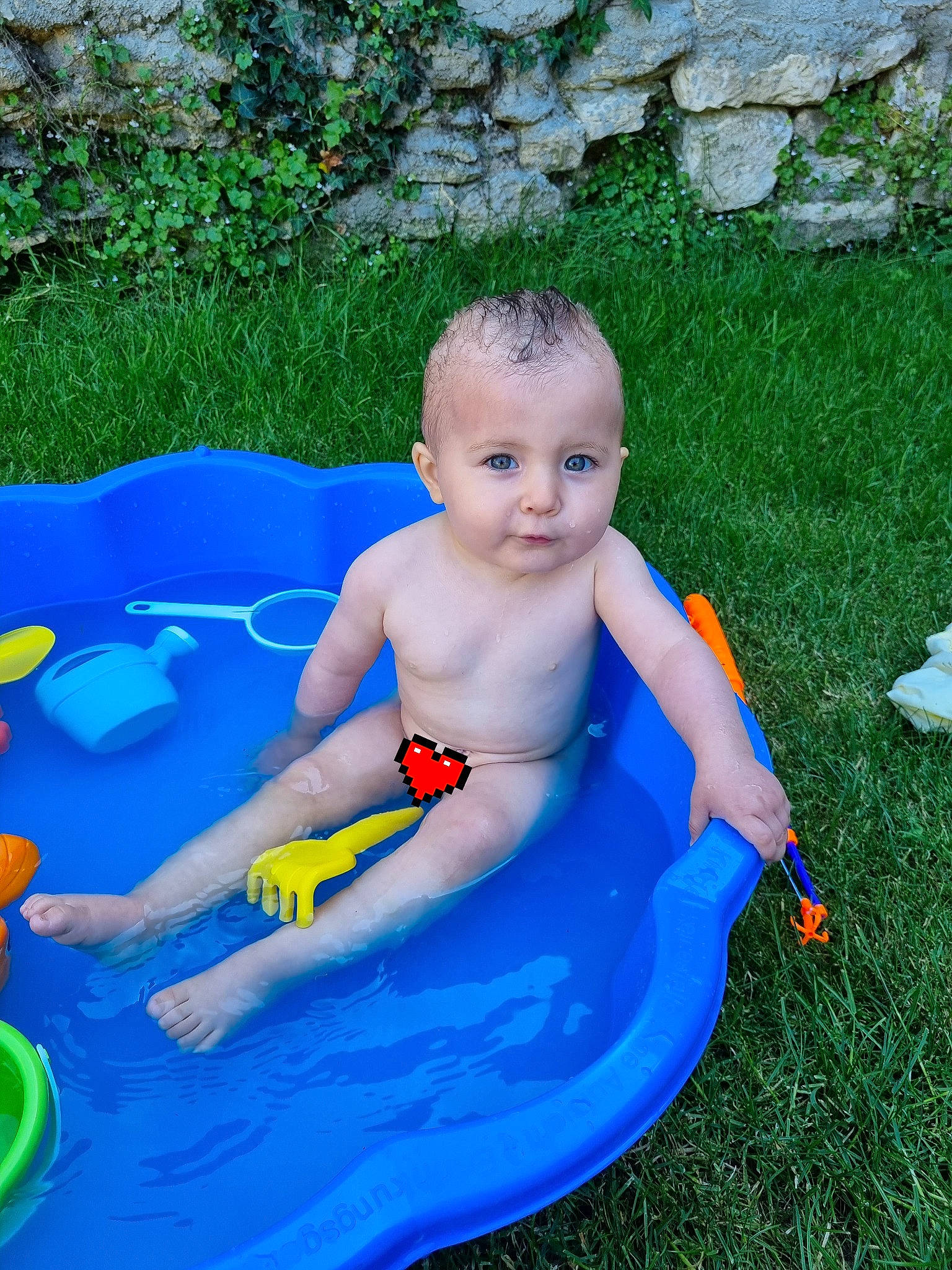 Lily a rejoint le concours — aidez-le/la à gagner de superbes lots ! baby, baby_bathing, baby_products, bathing, child, electric_blue, fun, games, grass, leisure, outdoor_recreation, person, plant, play, product, recreation, sitting, toddler, toy, vacation