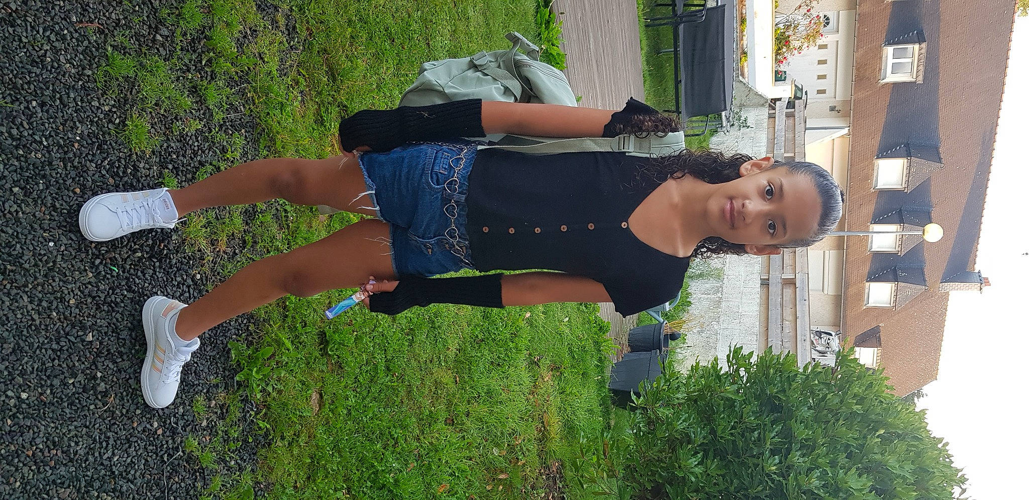 Naya a rejoint le concours — aidez-le/la à gagner de superbes lots ! abdomen, balance, calf, dress, elbow, electric_blue, fun, grass, happy, human_leg, joy, knee, leisure, people_in_nature, person, plant, sportswear, t_shirt, thigh, tree