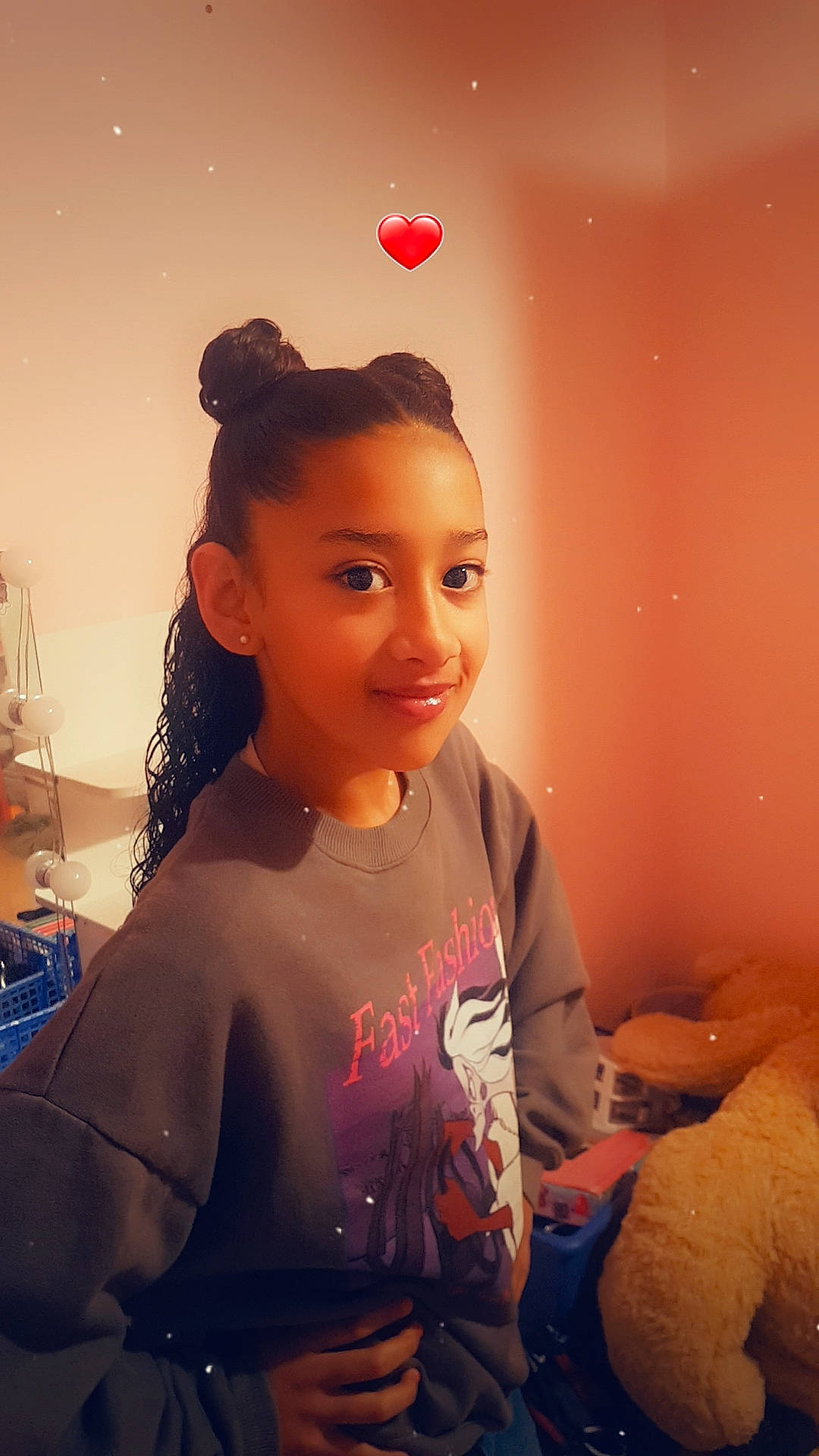 Naya a rejoint le concours — aidez-le/la à gagner de superbes lots ! audio_equipment, black_hair, child, ear, eyelash, eyewear, fashion_accessory, flash_photography, fun, happy, jewellery, joy, long_hair, neck, organ, person, room, sitting, sleeve, smile