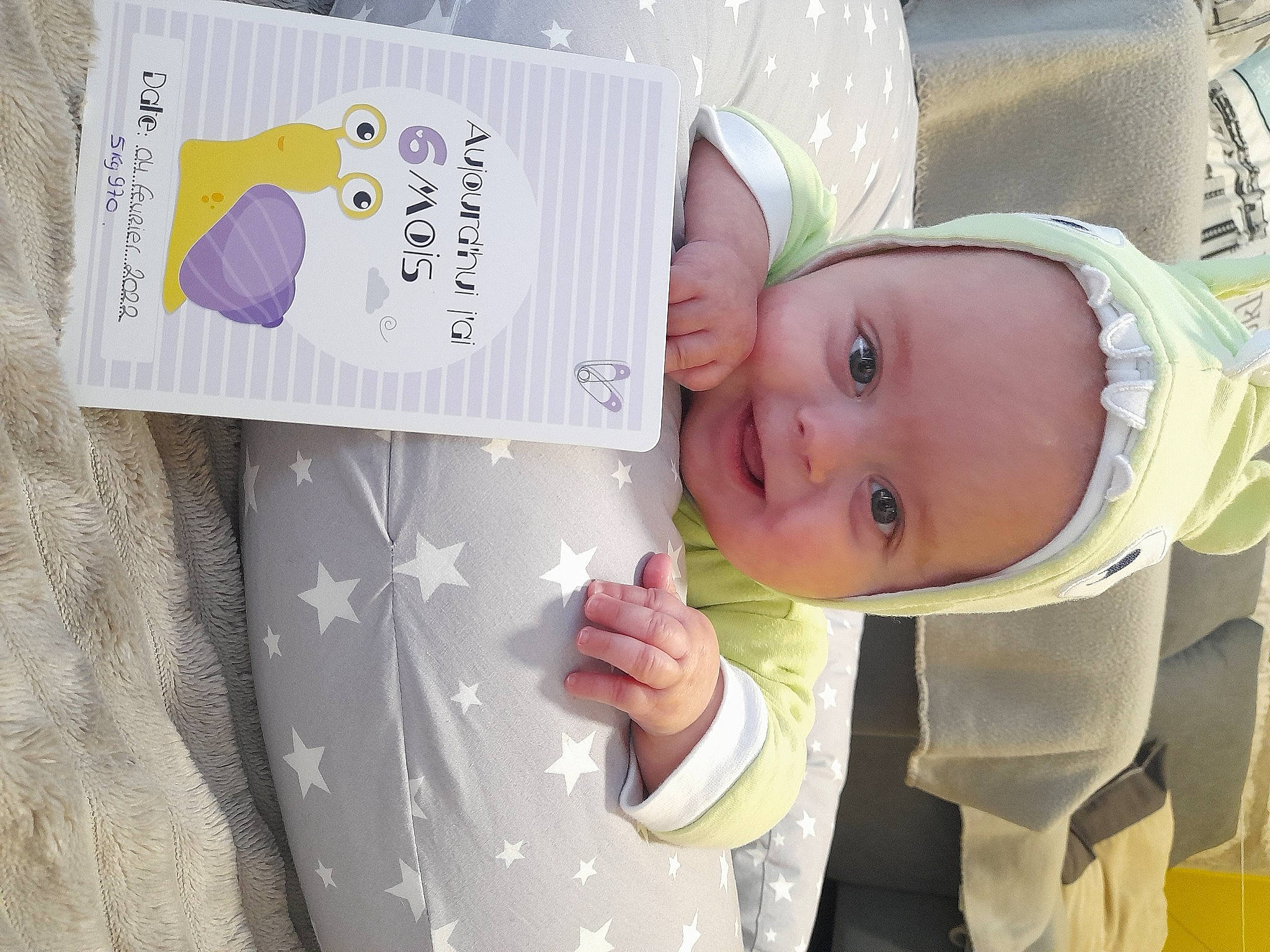 Gabyn participe au concours pour gagner de l'argent avec cette photo : baby, baby_products, baby_safety, baby_toddler_clothing, beauty, child, finger, happy, person, pink, room, skin, sleeve, smile, textile, toddler, yellow