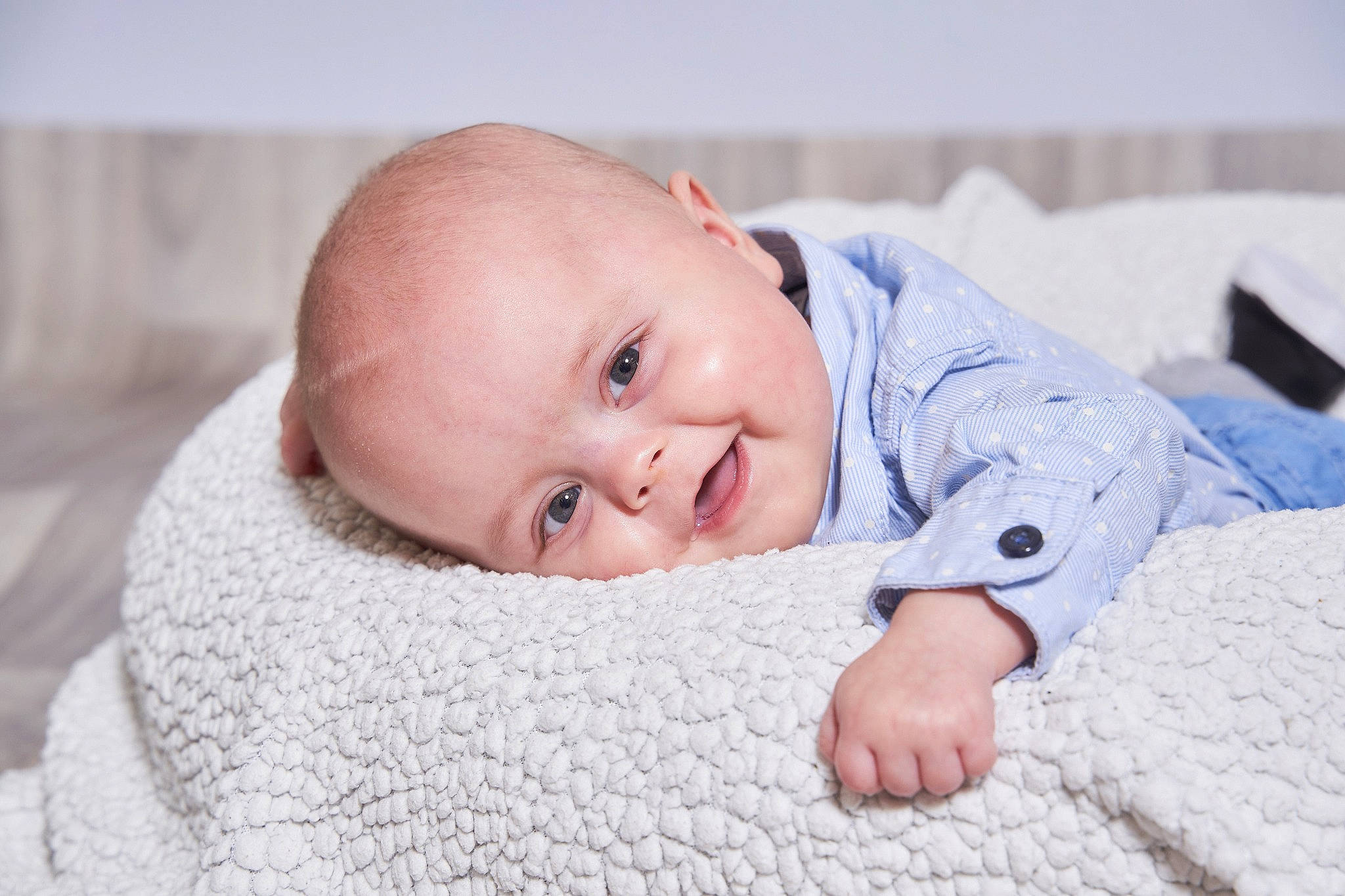 Gabyn participe au concours pour gagner de l'argent avec cette photo : baby, baby_toddler_clothing, cheek, child, collar, comfort, electric_blue, happy, linens, pattern, person, portrait_photography, room, sitting, skin, sleeve, smile, toddler