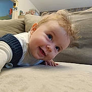 Sarah a rejoint le concours — aidez-le/la à gagner de superbes lots ! baby, babycrawling, babylaughing, blonde, crawling, cushion, face, hair, happy, head, homedecor, person, photography, portrait, smile