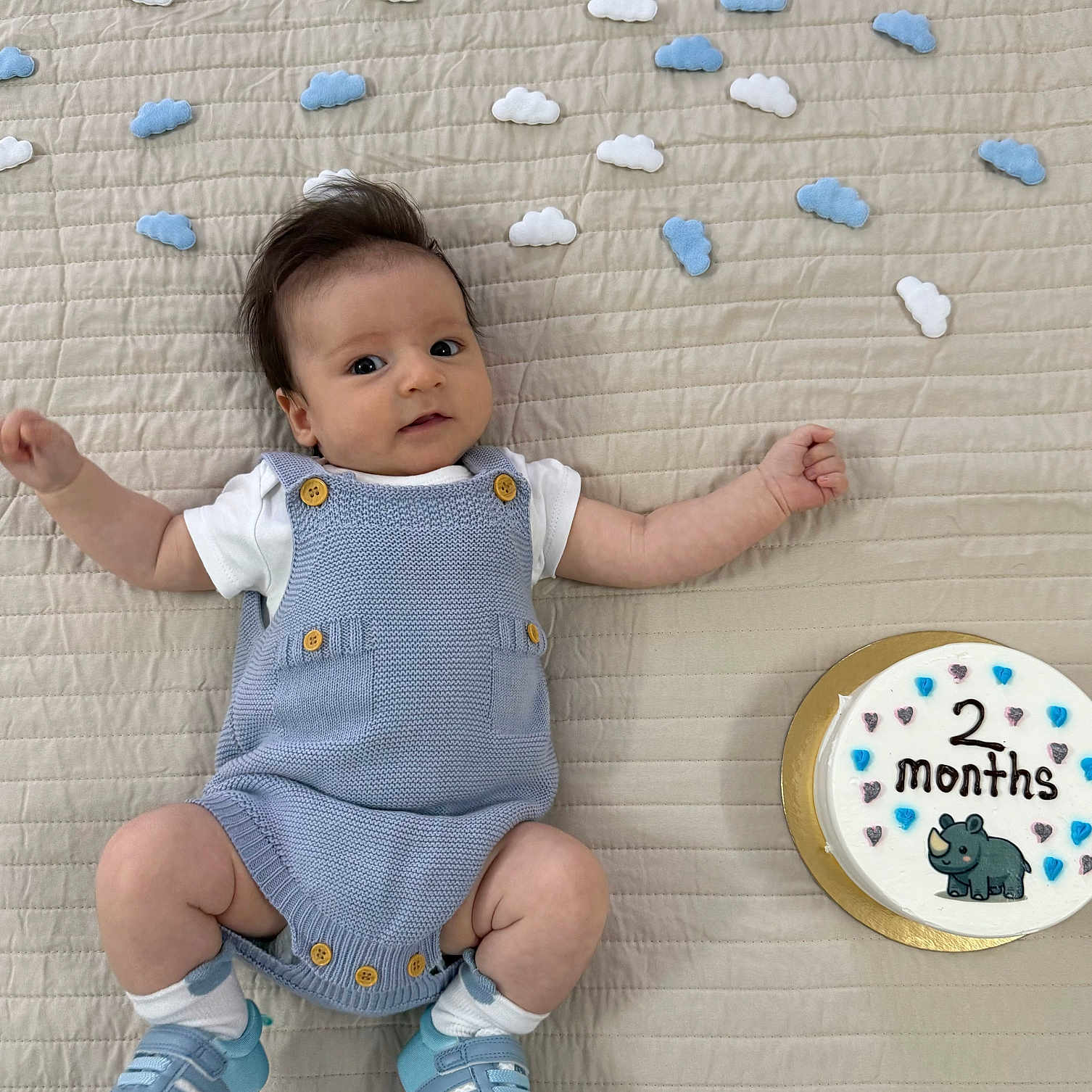 Elisei a rejoint le concours — aidez-le/la à gagner de superbes lots ! baby, baby_shoes, blanket, blue_clothing, cake, celebration, clouds, cute, indoor, infant, knitwear, lying_down, milestone, portrait, shoes, small_toddler, smiling, soft_lighting, two_months, white_shirt