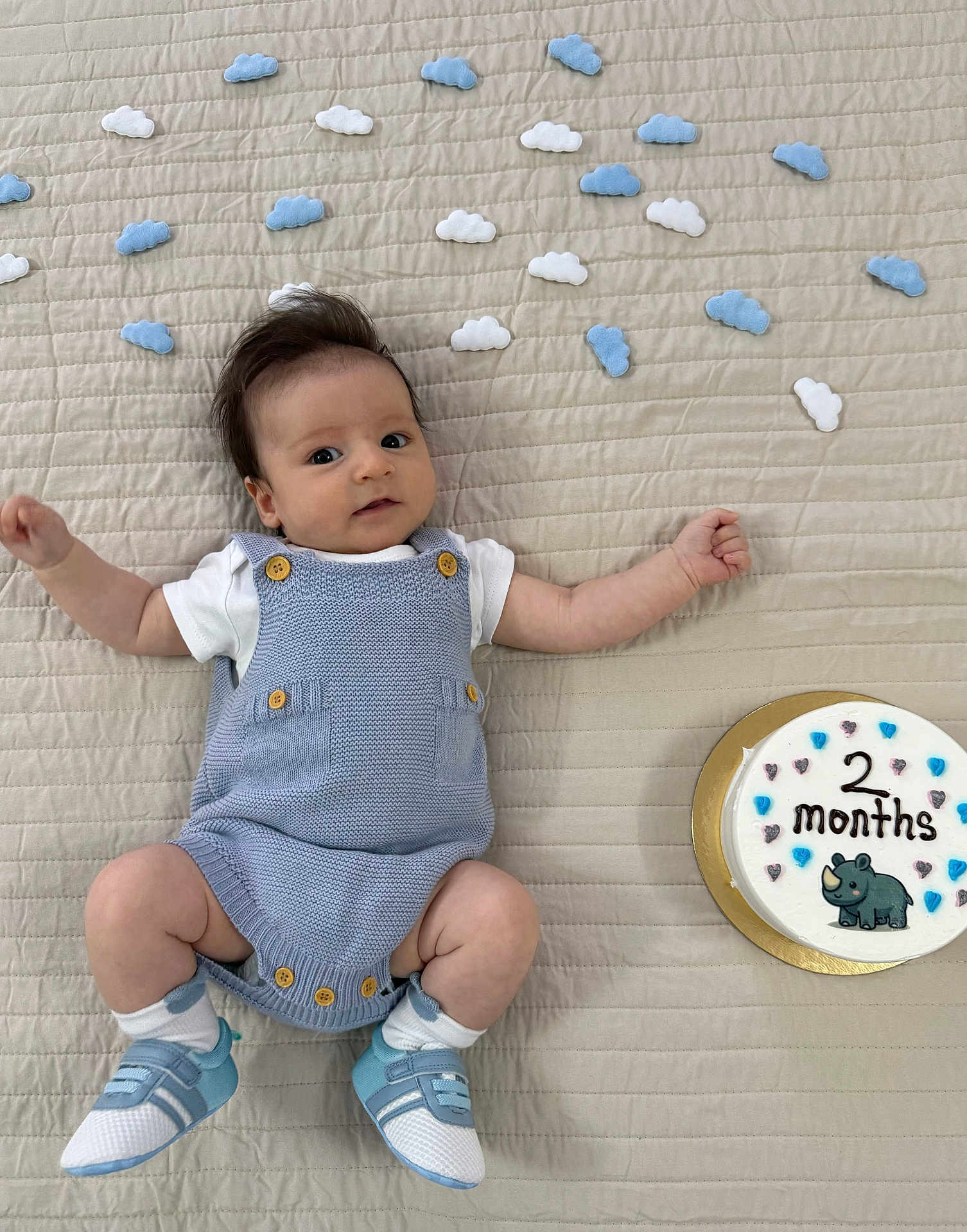 Elisei a rejoint le concours — aidez-le/la à gagner de superbes lots ! baby, infant, blue_clothing, knitwear, shoes, blanket, clouds, cake, celebration, milestone, two_months, cute, lying_down, smiling, portrait, indoor, soft_lighting, white_shirt, small_toddler, baby_shoes