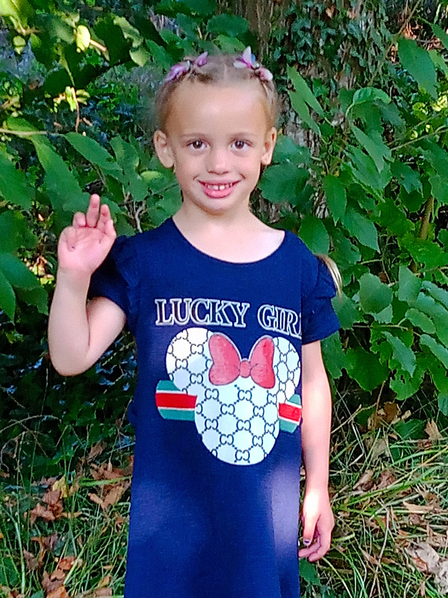 Melody a rejoint le concours — aidez-le/la à gagner de superbes lots ! baby_toddler_clothing, electric_blue, eye, face, gesture, grass, green, hair, happy, head, headgear, joy, leaf, pattern, people_in_nature, person, plant, sleeve, smile, t_shirt