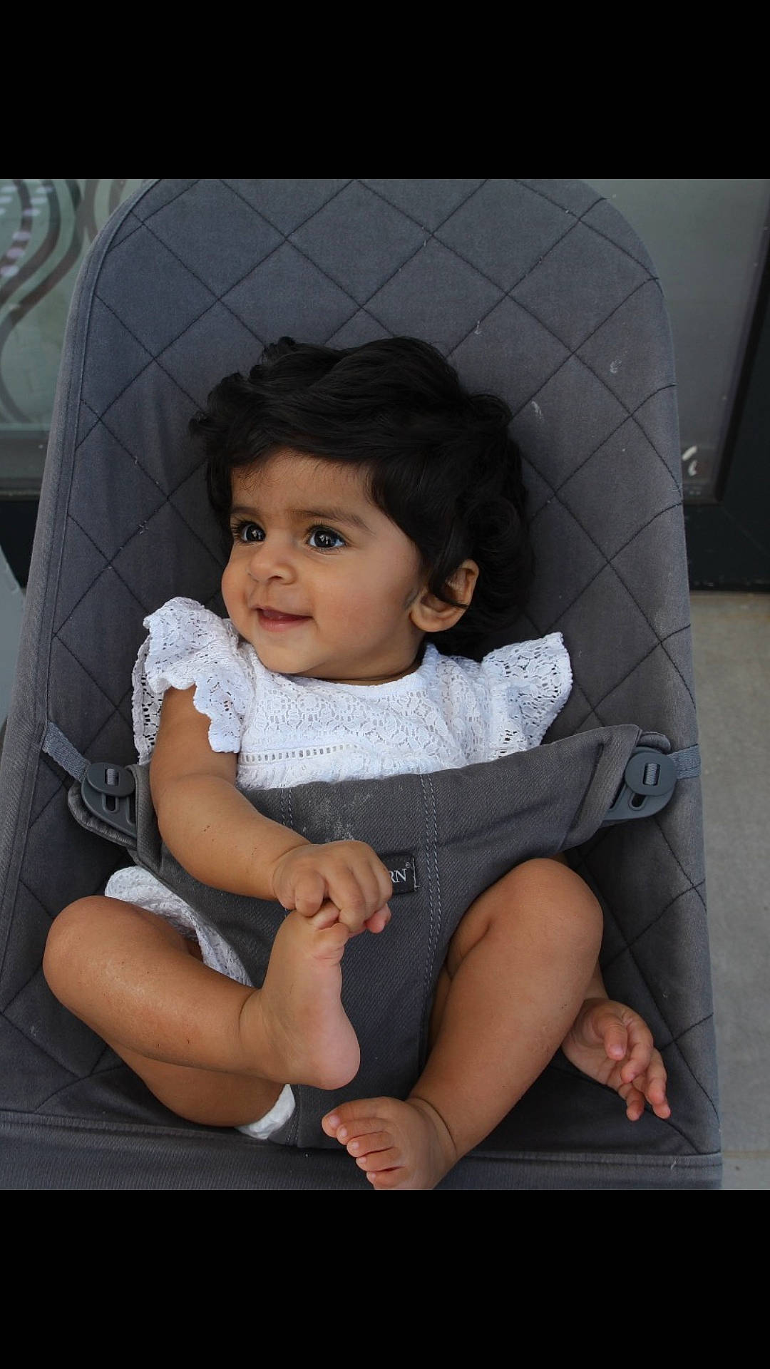 Shaïna a rejoint le concours — aidez-le/la à gagner de superbes lots ! arm, baby, baby_carriage, baby_toddler_clothing, black_hair, car_seat, chair, chin, comfort, dress, face, flash_photography, fun, happy, lap, leg, mammal, person, skin, thigh