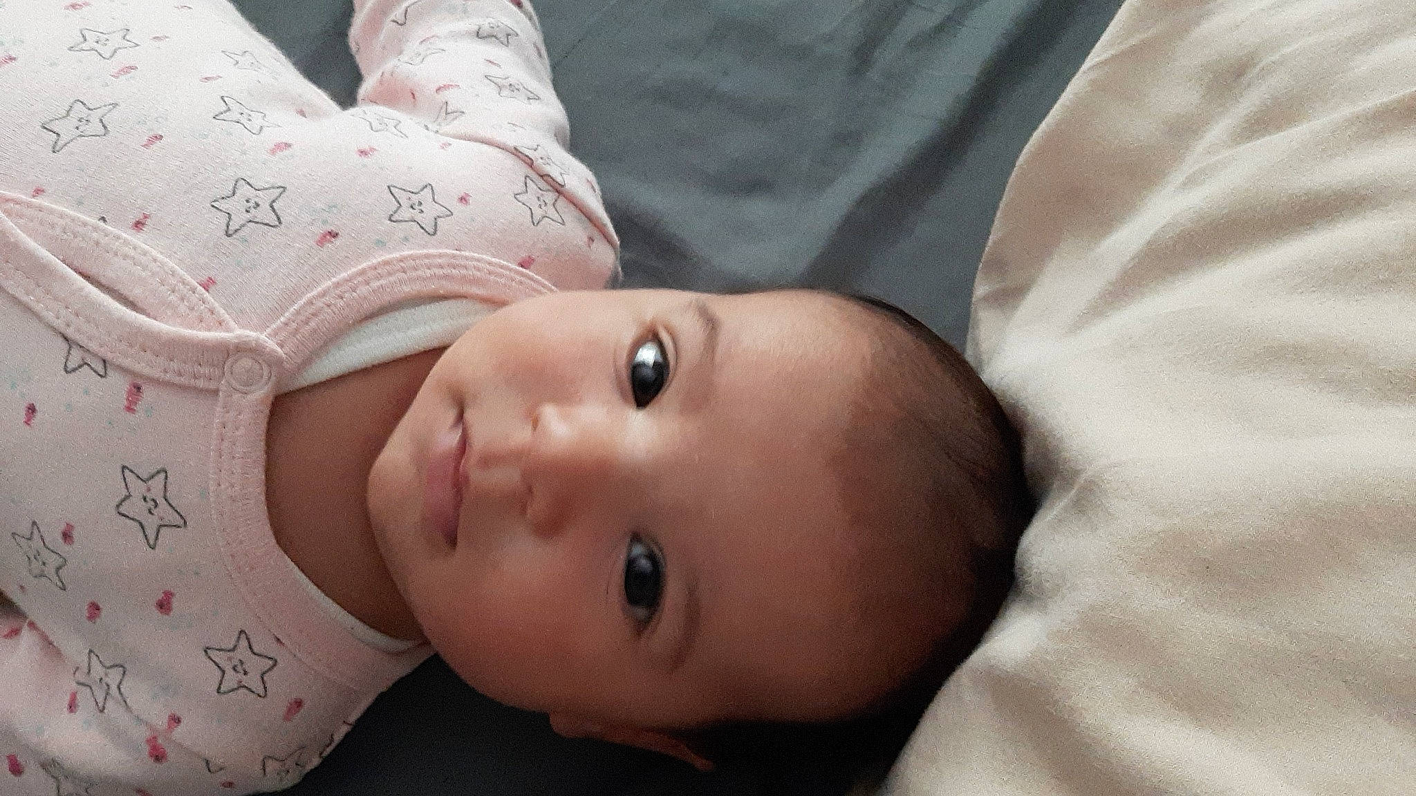 Amira a rejoint le concours — aidez-le/la à gagner de superbes lots ! baby, baby_toddler_clothing, cheek, dress, eye, eyelash, face, glasses, hand, head, human_body, lip, mouth, nose, person, plant, skin, sleeve, textile, toddler