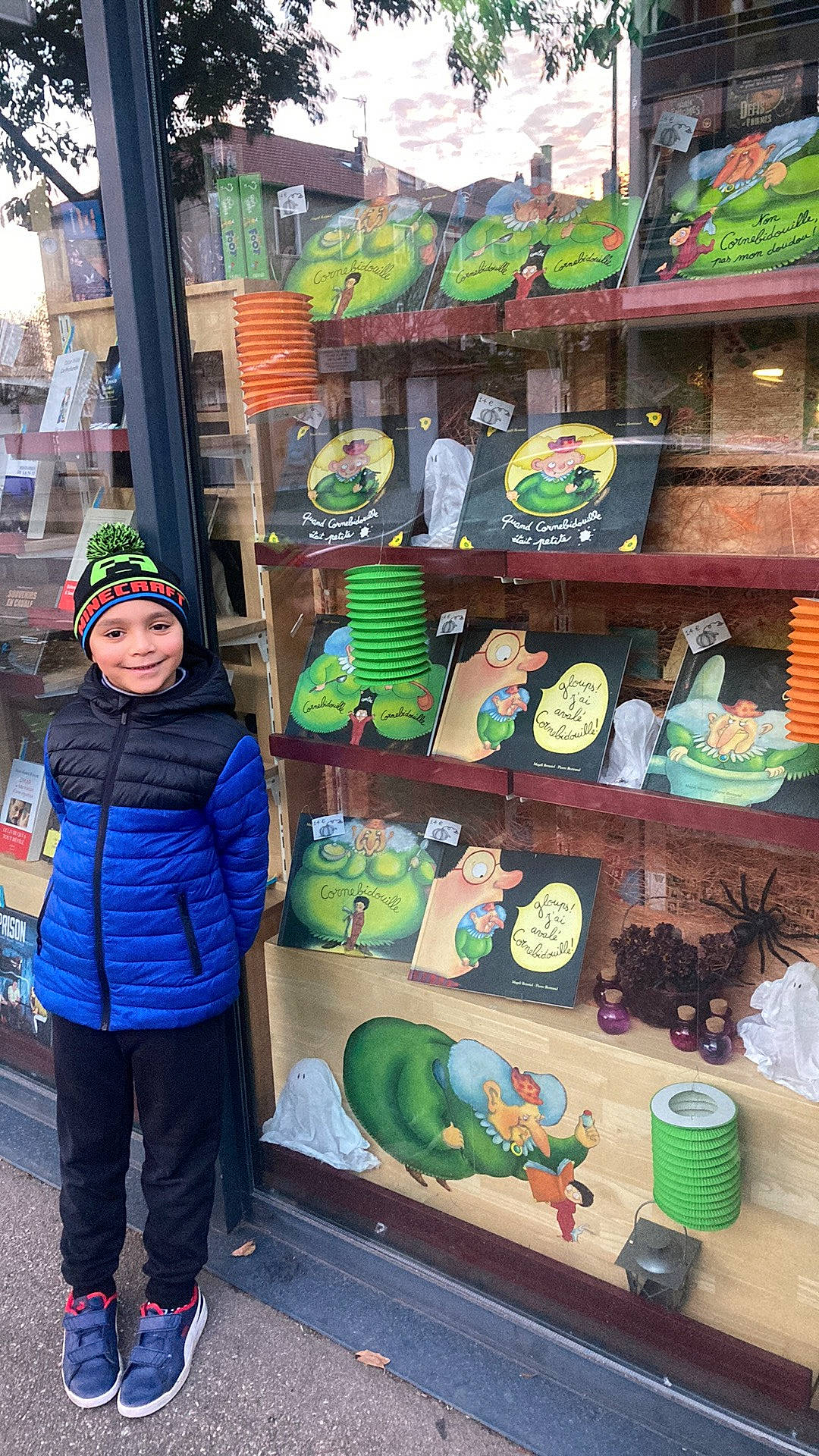 Ayoub a rejoint le concours — aidez-le/la à gagner de superbes lots ! backpack, bag, city, collection, green, headwear, human_settlement, joy, leisure, local_food, luggage_and_bags, market, marketplace, person, pottery, product, public_space, retail, shelf, shelving