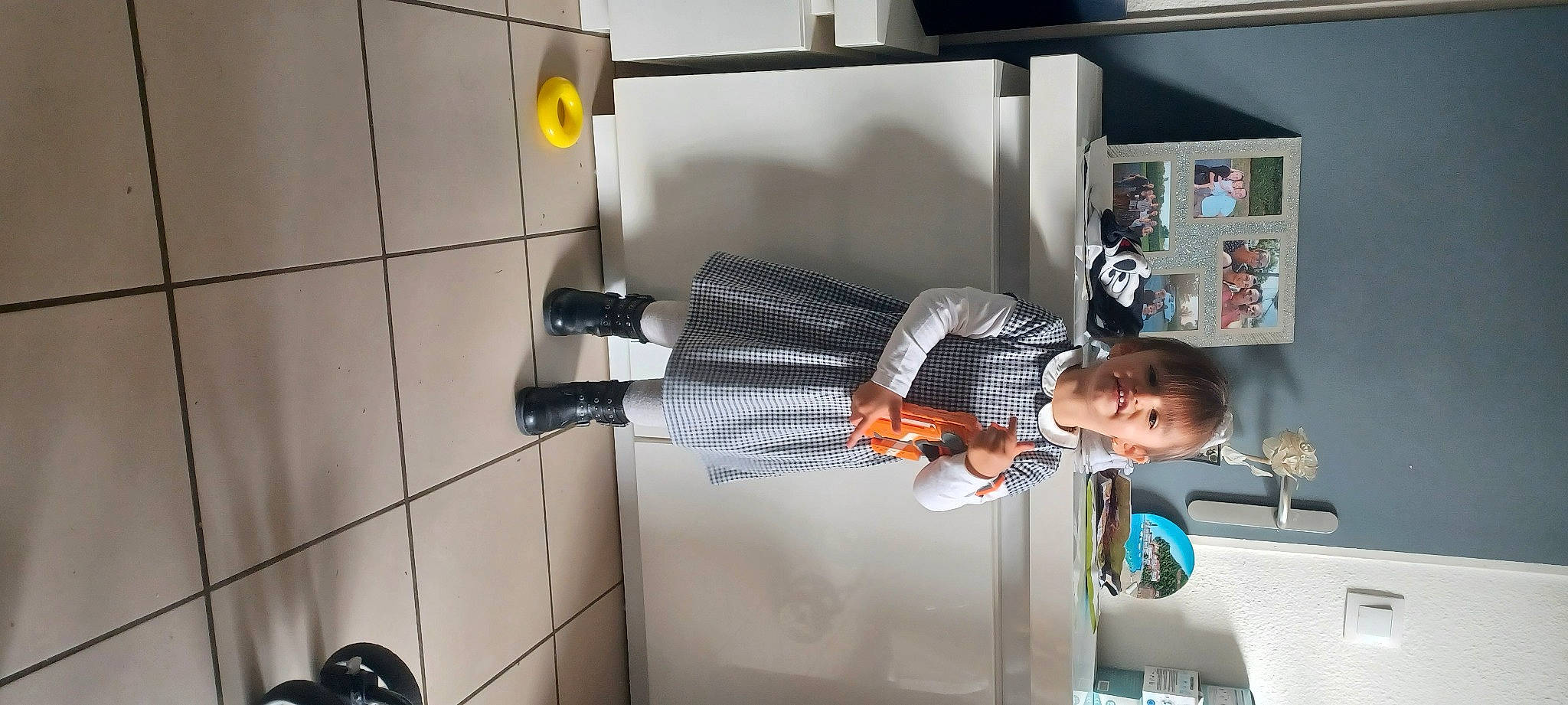 Léna a rejoint le concours — aidez-le/la à gagner de superbes lots ! comfort, flooring, interior_design, machine, major_appliance, metal, person, room, shelf, shelving