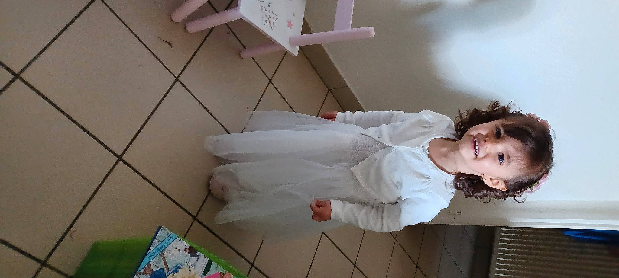 Léna a rejoint le concours — aidez-le/la à gagner de superbes lots ! child, comfort, dress_shirt, fashion_design, flash_photography, flooring, formal_wear, happy, joy, linens, paper_product, person, portrait_photography, room, sitting, sleeve