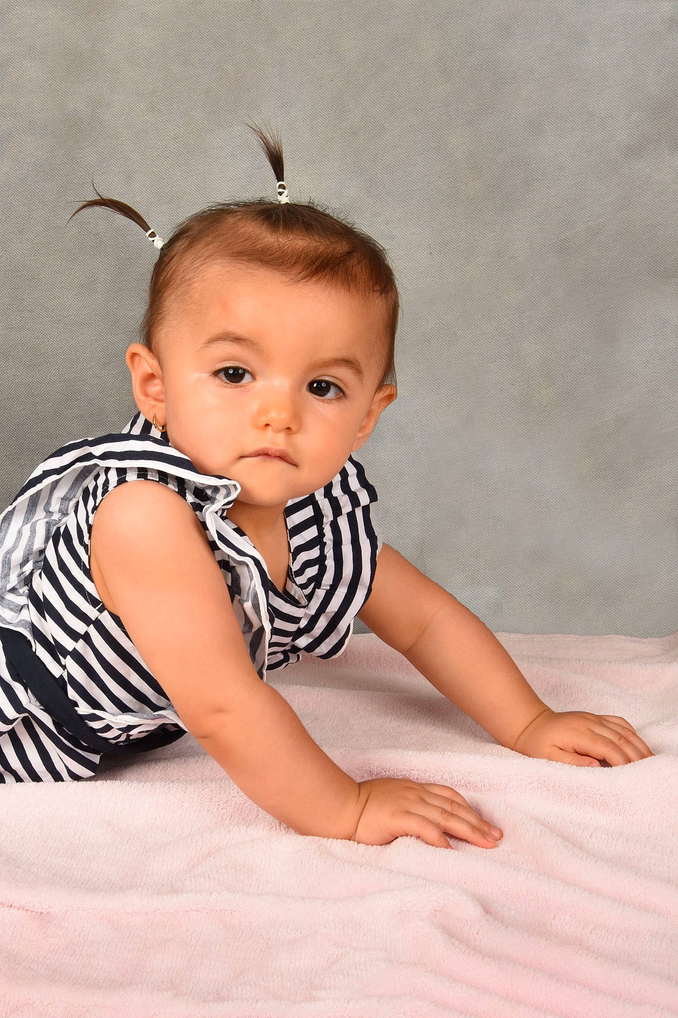 Léna participe au concours pour gagner de l'argent avec cette photo : baby, baby_toddler_clothing, cheek, chin, comfort, eye, flash_photography, flooring, happy, human_leg, iris, neck, pattern, person, portrait_photography, shoulder, sitting, skin, sleeve, stomach