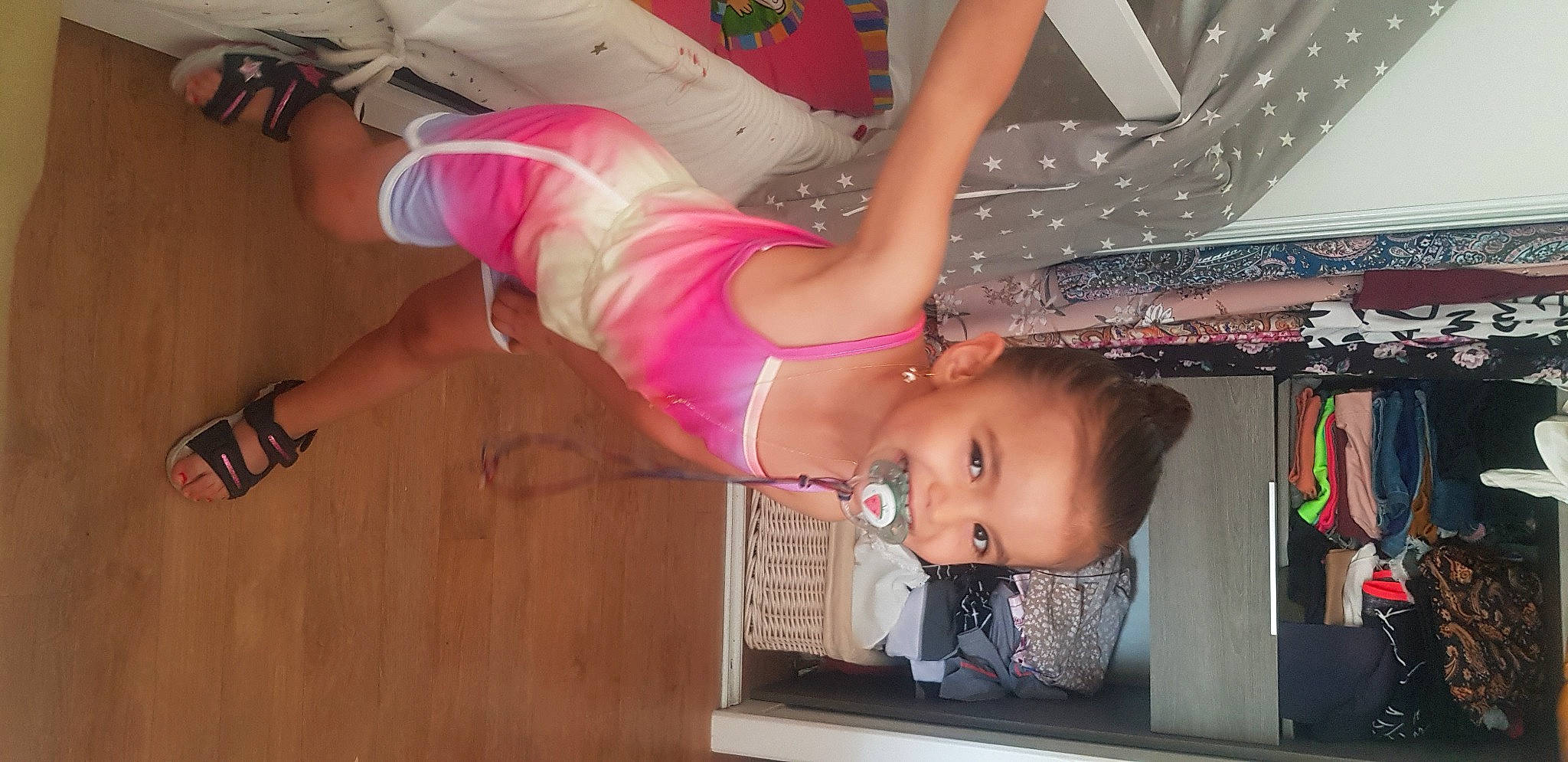 Léna participe au concours pour gagner de l'argent avec cette photo : abdomen, chest, child, entertainment, event, flesh, fun, human_leg, joy, knee, leisure, lingerie, magenta, navel, performing_arts, person, pink, shorts, sportswear, thigh