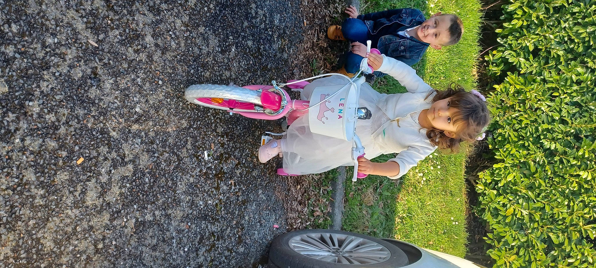 Léna a rejoint le concours — aidez-le/la à gagner de superbes lots ! adventure, asphalt, automotive_tire, black, boot, carmine, child, concrete, costume, fun, grass, happy, joy, leisure, person, photograph, plant, recreation, road_surface, soil