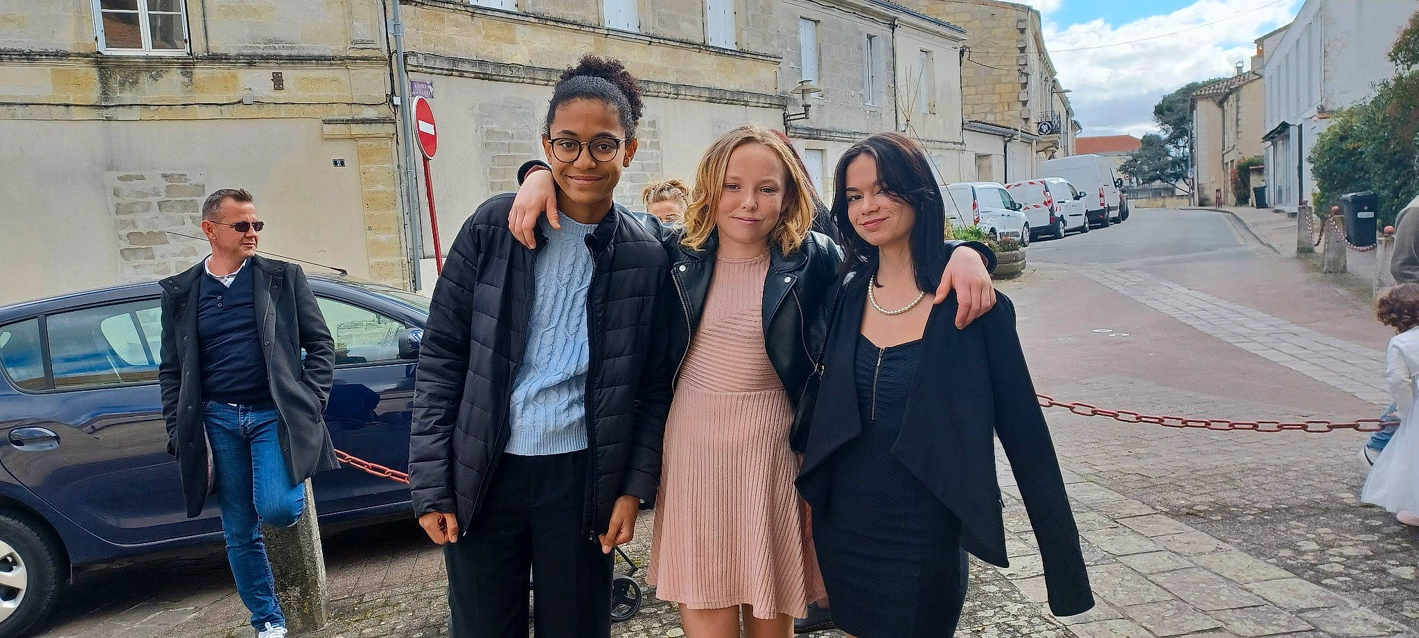 Serena participe au concours pour gagner de l'argent avec cette photo : automotive_design, car, city, clothing, dress, event, eyewear, formal_wear, fun, glasses, joy, land_vehicle, luxury_vehicle, motor_vehicle, person, smile, street_fashion, tire, travel, uniform