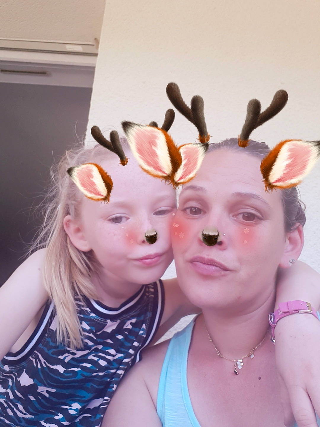 Serena participe au concours pour gagner de l'argent avec cette photo : child, clothing, cool, ear, event, eyelash, eyewear, face, fashion_design, fawn, fun, gesture, happy, head, headgear, headpiece, jewellery, mammal, necklace, person