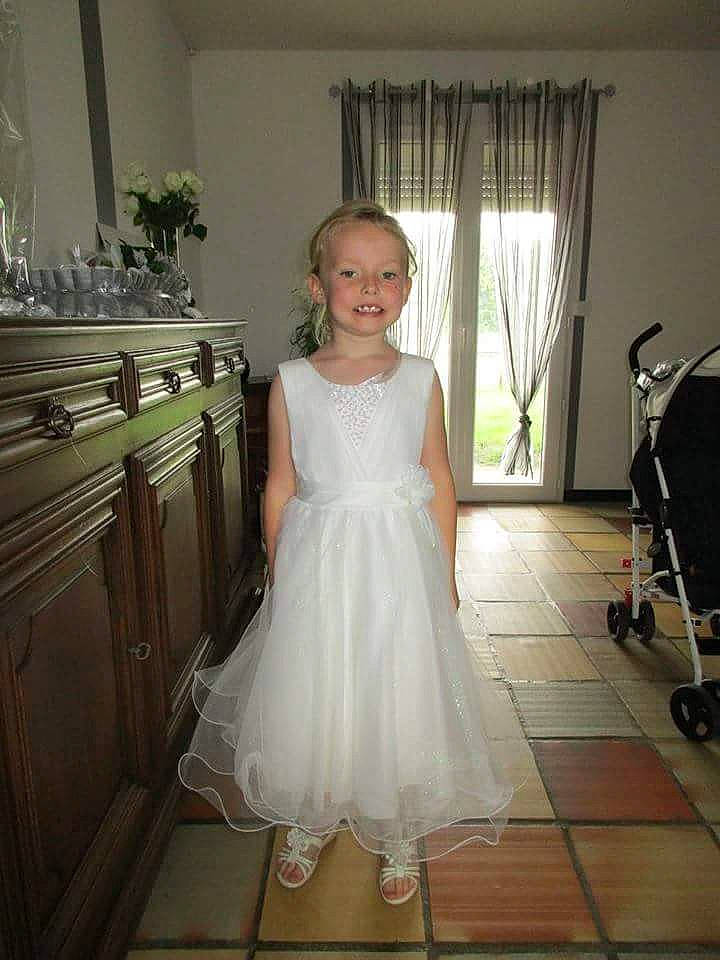 Serena a rejoint le concours — aidez-le/la à gagner de superbes lots ! black, bridal_clothing, bridal_party_dress, curtain, day_dress, dress, flash_photography, floor, flooring, hand, happy, human_body, joy, one_piece_garment, person, photograph, product, waist, wedding_dress, wheel