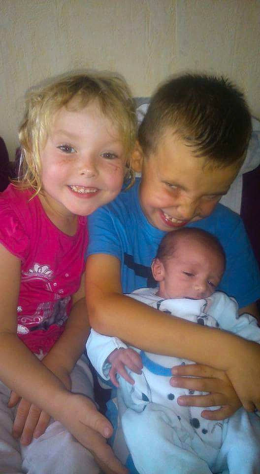 Serena participe au concours pour gagner de l'argent avec cette photo : arm, cheek, chin, facial_expression, finger, gesture, hairstyle, hand, happy, head, human_body, iris, joy, muscle, nose, organ, person, sharing, skin, smile