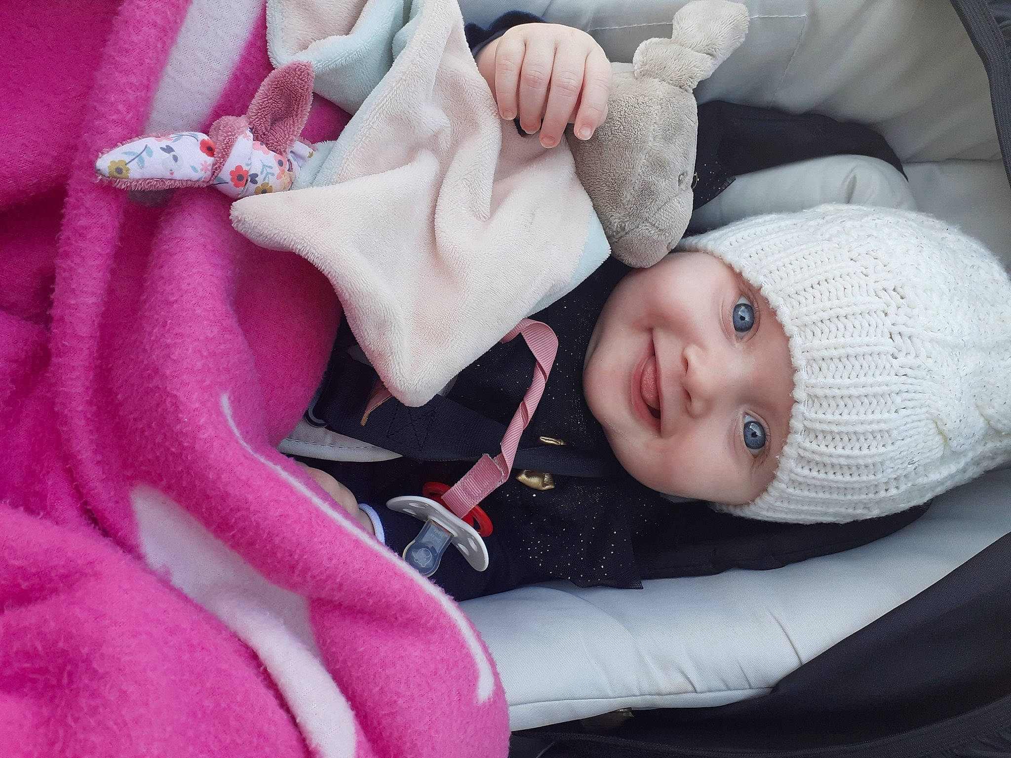 Zoélyne a rejoint le concours — aidez-le/la à gagner de superbes lots ! baby, baby_carriage, baby_toddler_clothing, cheek, comfort, eye, eyebrow, eyelash, face, finger, gesture, head, headgear, headwear, joy, lip, nose, person, pink, skin