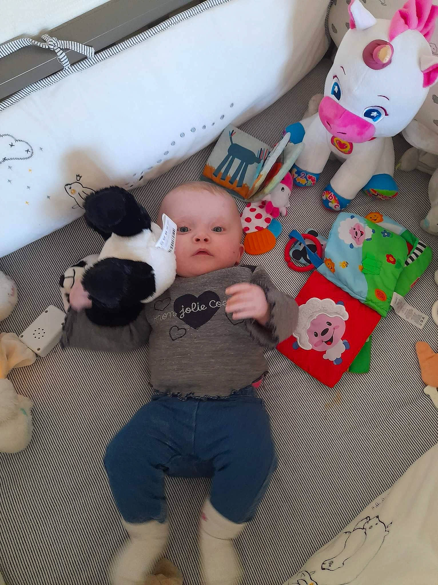 Zoélyne a rejoint le concours — aidez-le/la à gagner de superbes lots ! baby, baby_toddler_clothing, carmine, child, comfort, flooring, fun, linens, mammal, pattern, person, pink, product, room, sitting, sock, stuffed_toy, textile, toddler, toy