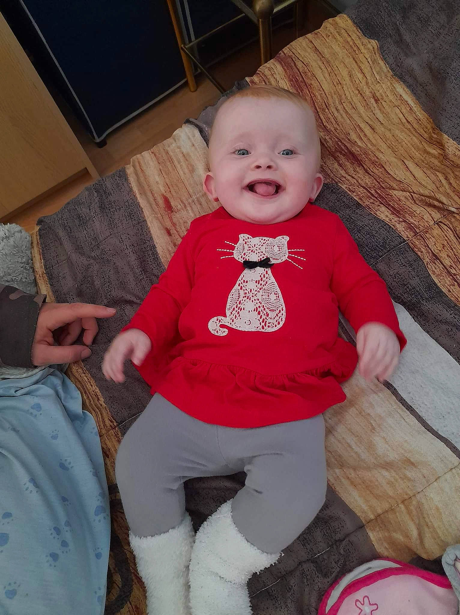 Zoélyne participe au concours pour gagner de l'argent avec cette photo : baby, baby_toddler_clothing, cheek, child, flooring, fun, happy, iris, knee, person, pink, sitting, skin, sleeve, smile, sock, standing, thigh, toddler, white