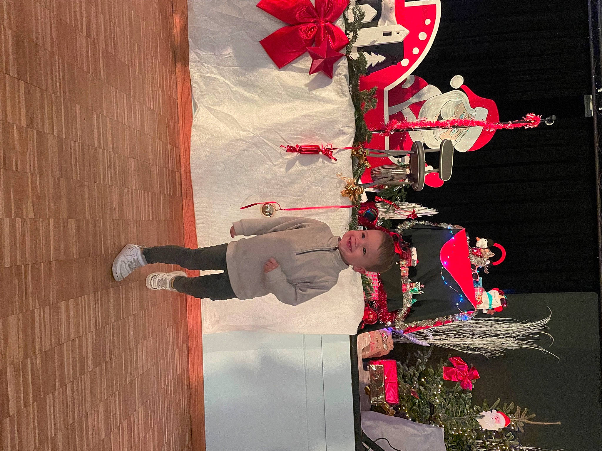 Ewen participe au concours pour gagner de l'argent avec cette photo : art, artist, carmine, event, fictional_character, font, graphic_design, graphics, joy, magenta, person, plant, red, room, visual_arts, walking_shoe, wood