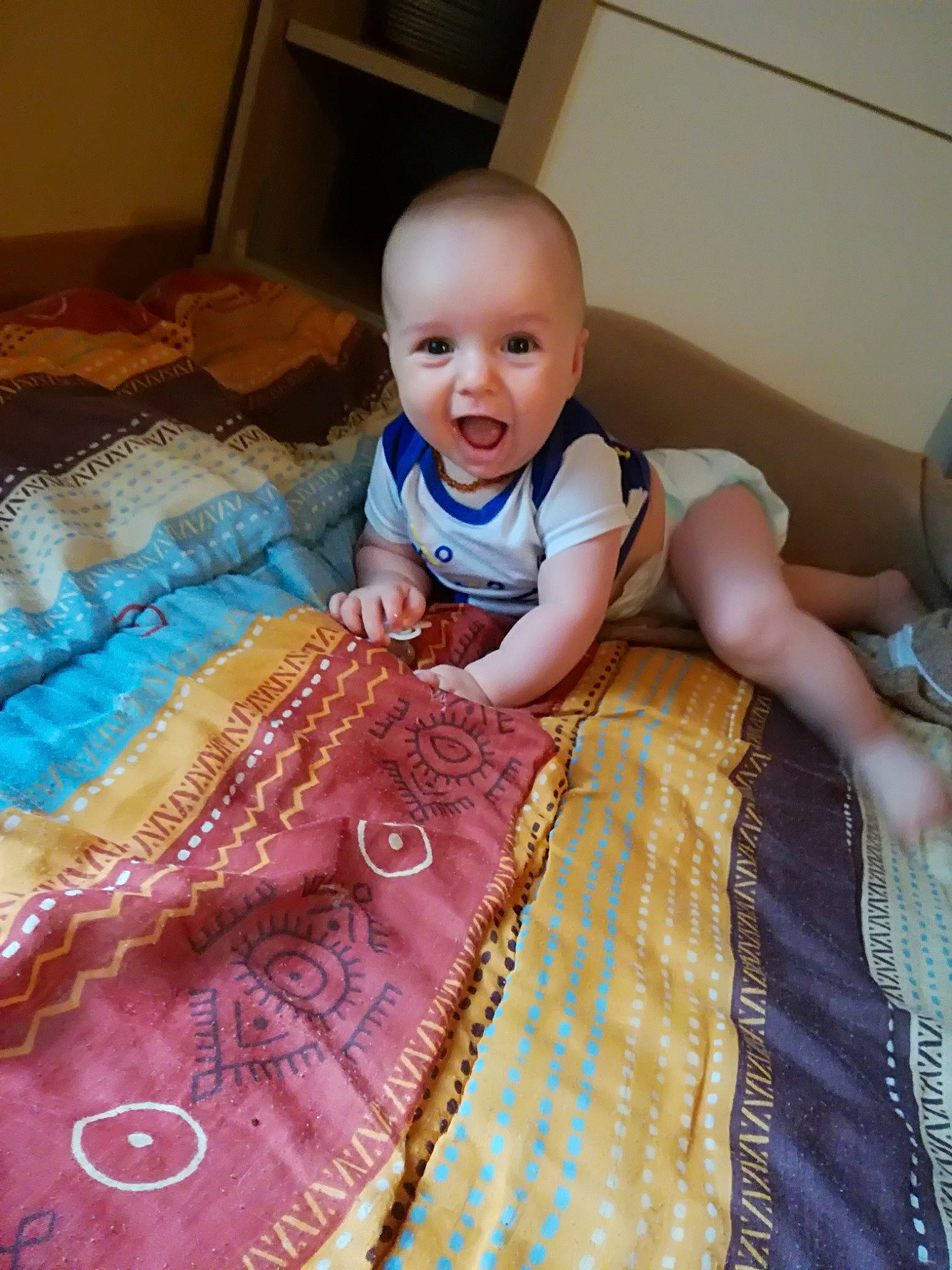 Julian a rejoint le concours — aidez-le/la à gagner de superbes lots ! baby, baby_products, baby_toddler_clothing, bedding, blanket, cheek, child, linens, person, product, skin, textile, toddler