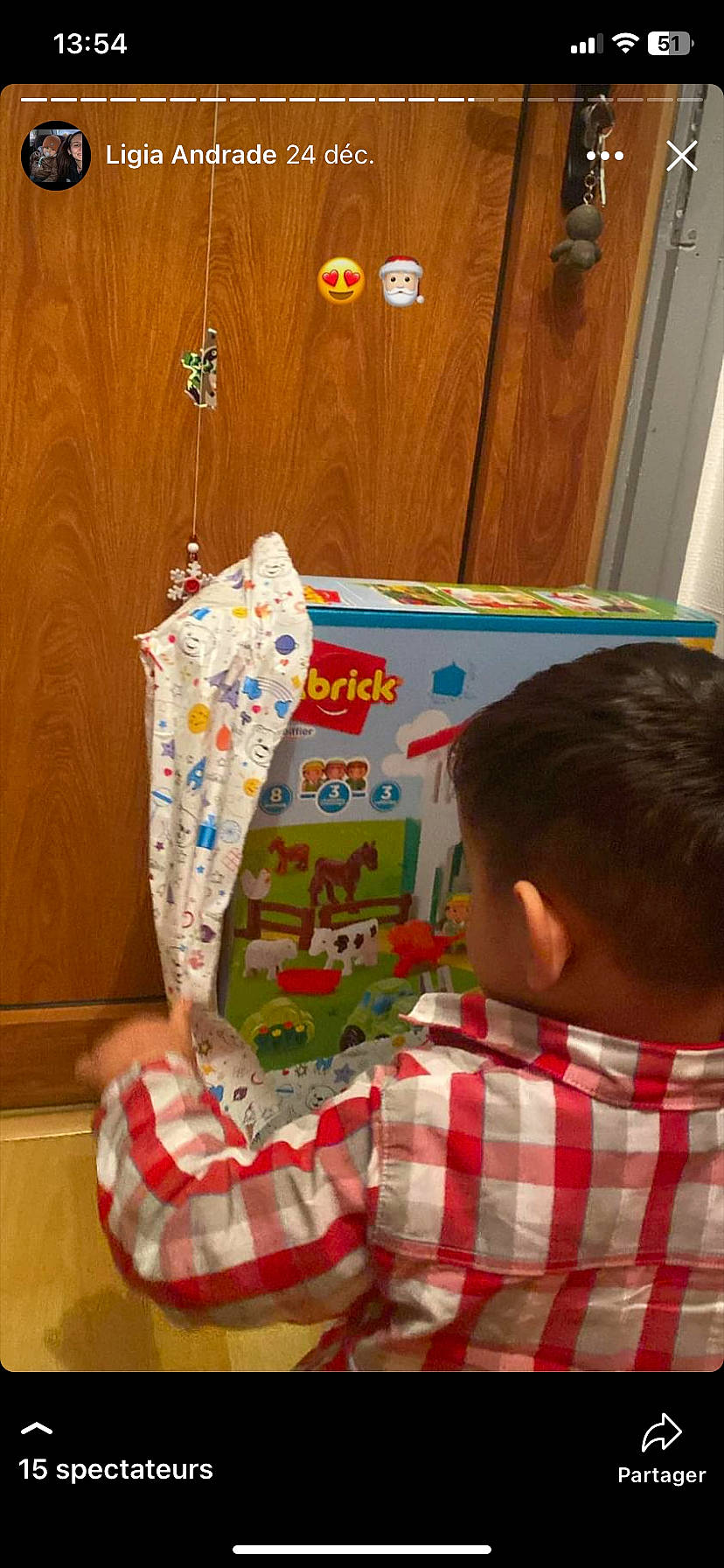 Francisco participe au concours pour gagner de l'argent avec cette photo : art, baby_toys, child, christmas, christmas_stocking, craft, event, fun, holiday, linens, pattern, person, play, present, room, sitting, tartan, textile, toddler, visual_arts