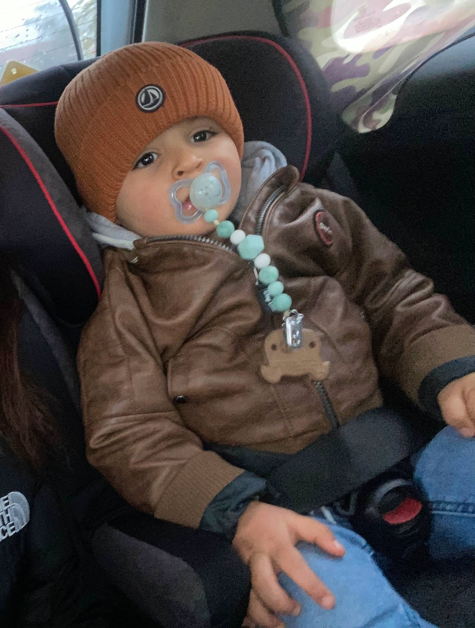 Francisco a rejoint le concours — aidez-le/la à gagner de superbes lots ! auto_part, baby, baby_carriage, baby_products, car_seat, car_seat_cover, child, comfort, driving, family_car, headwear, lap, luxury_vehicle, motor_vehicle, passenger, person, personal_protective_equipment, seat_belt, sitting, toddler