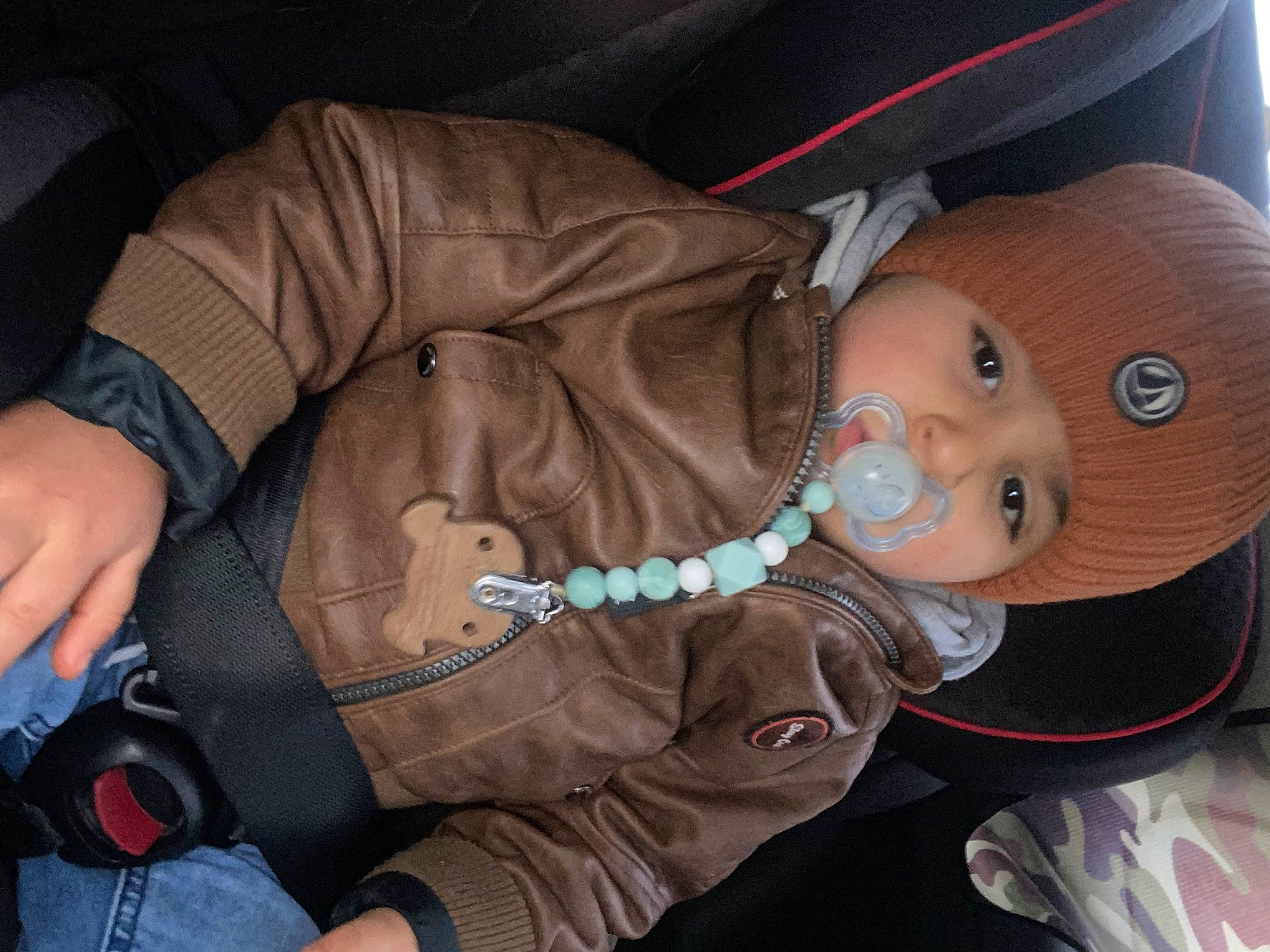 Francisco a rejoint le concours — aidez-le/la à gagner de superbes lots ! auto_part, baby, camera, car_seat, child, comfort, costume_hat, finger, fun, hat, headwear, human, lap, leather, person, personal_protective_equipment, sitting, textile, toddler, vertebrate