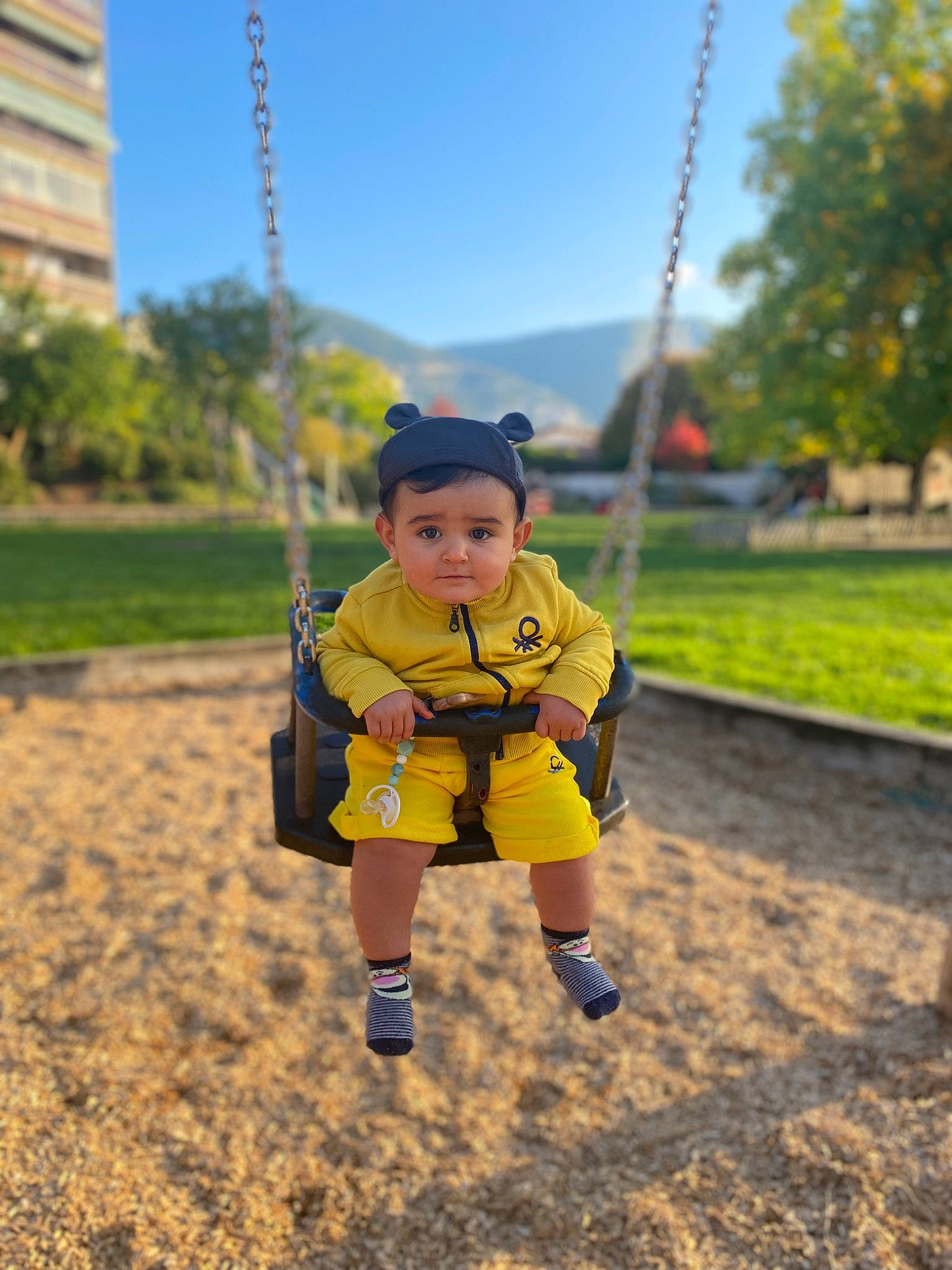 Francisco a rejoint le concours — aidez-le/la à gagner de superbes lots ! child, city, electric_blue, fun, grass, grassland, happy, landscape, leisure, outdoor_play_equipment, people_in_nature, person, personal_protective_equipment, plant, playground, recreation, sky, soil, swing, toddler